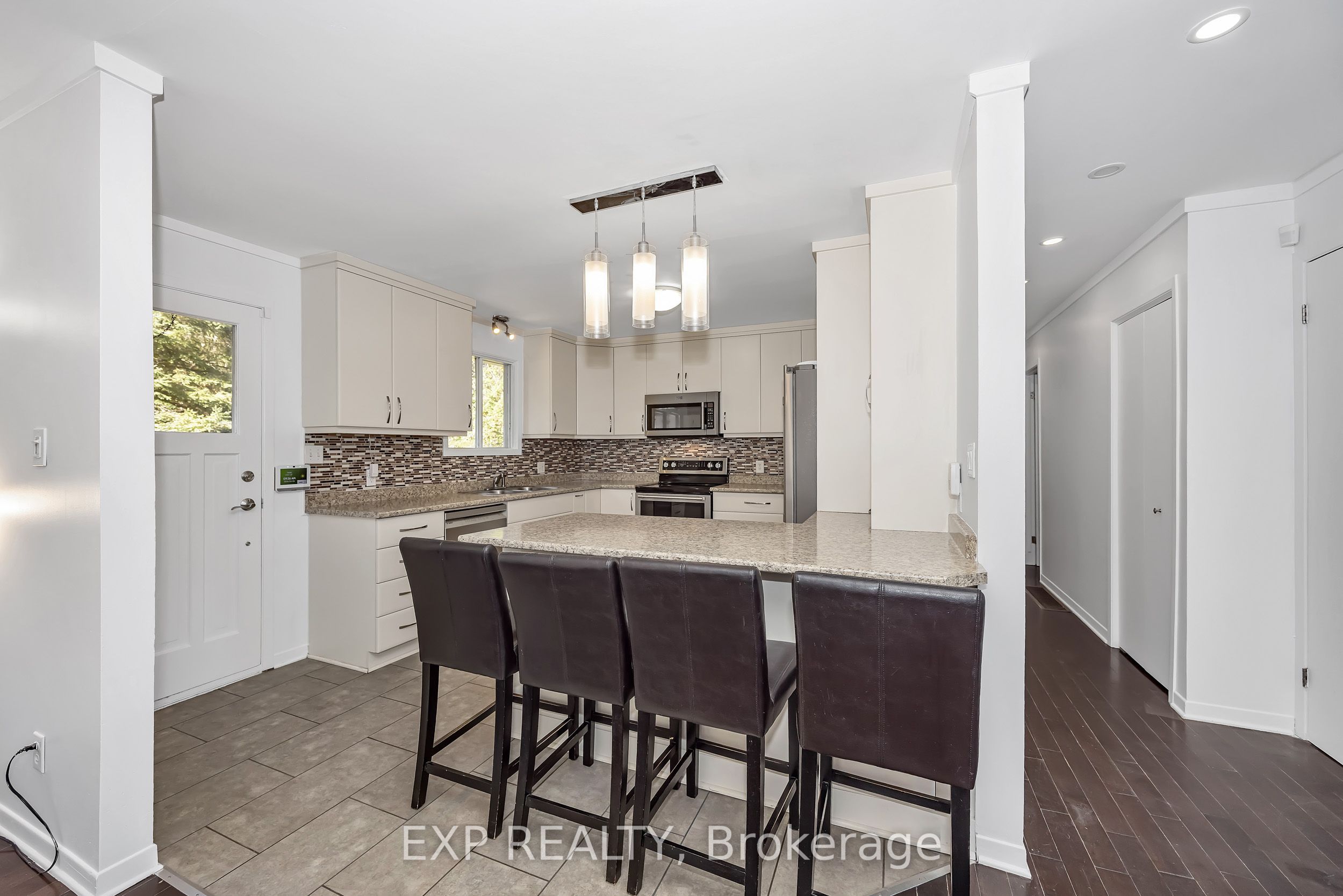 557 Glenview Road Property Photo 7