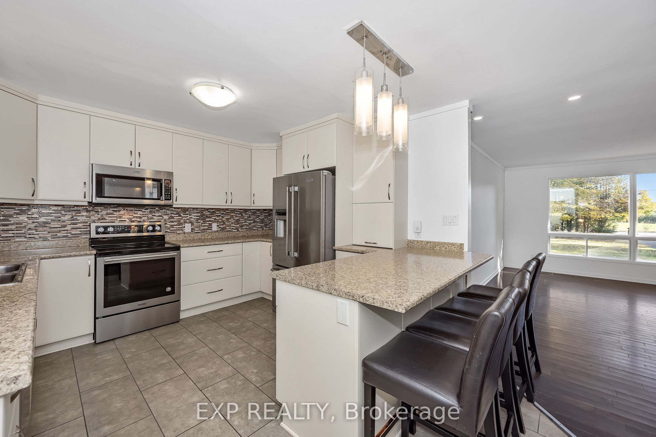 557 Glenview Road Property Photo 8