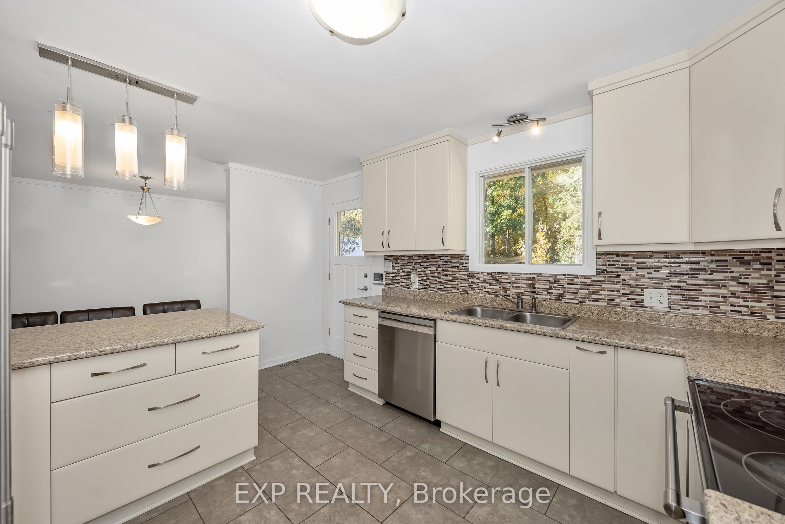 557 Glenview Road Property Photo 9