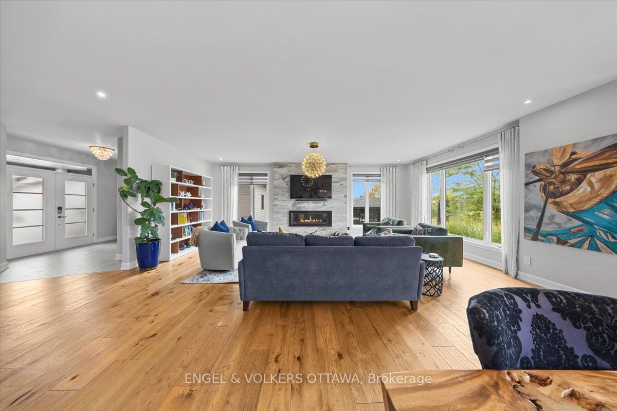 348 St-tropez Street Property Photo 4