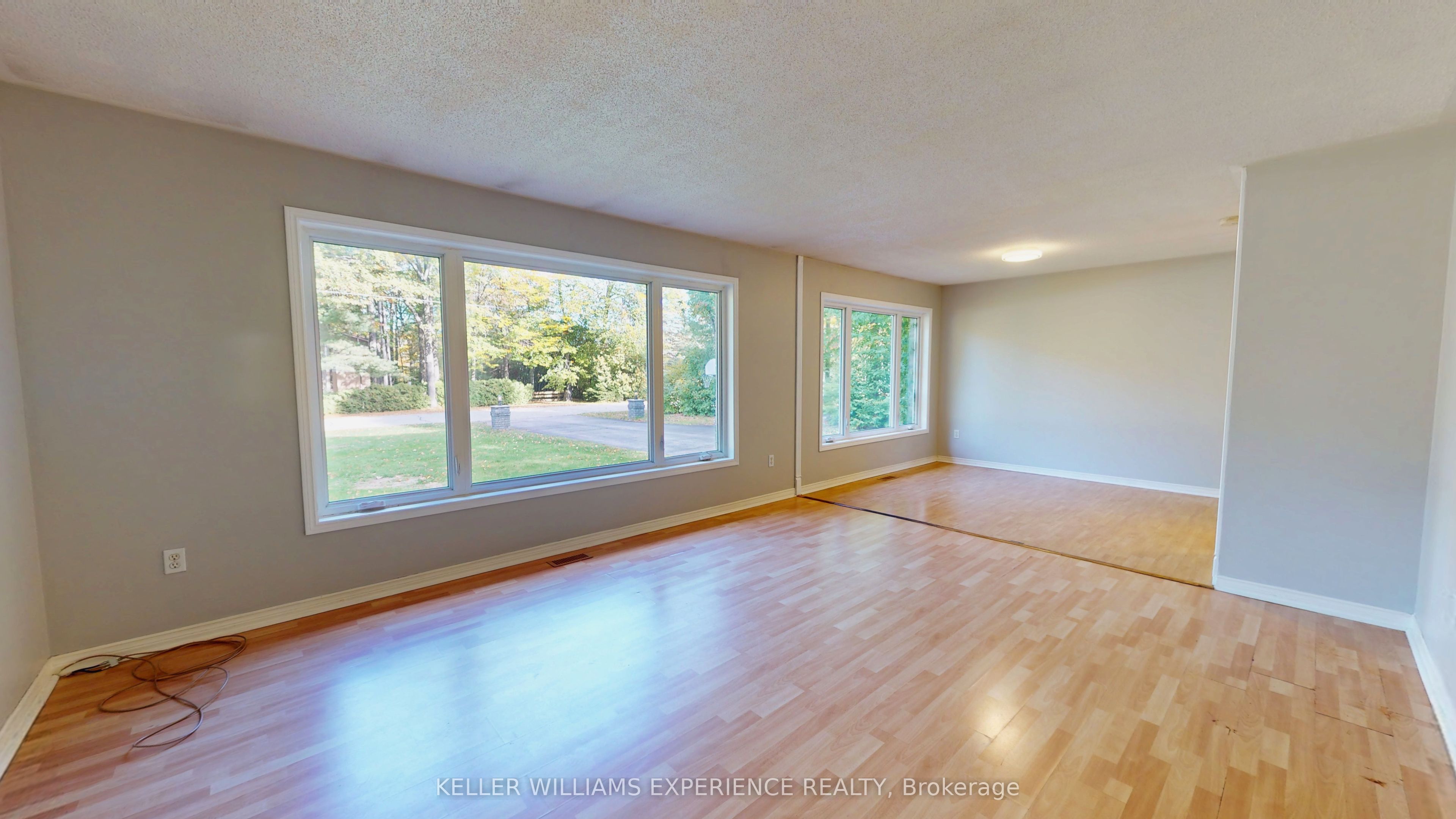 135 Catherine Street W Property Photo 4