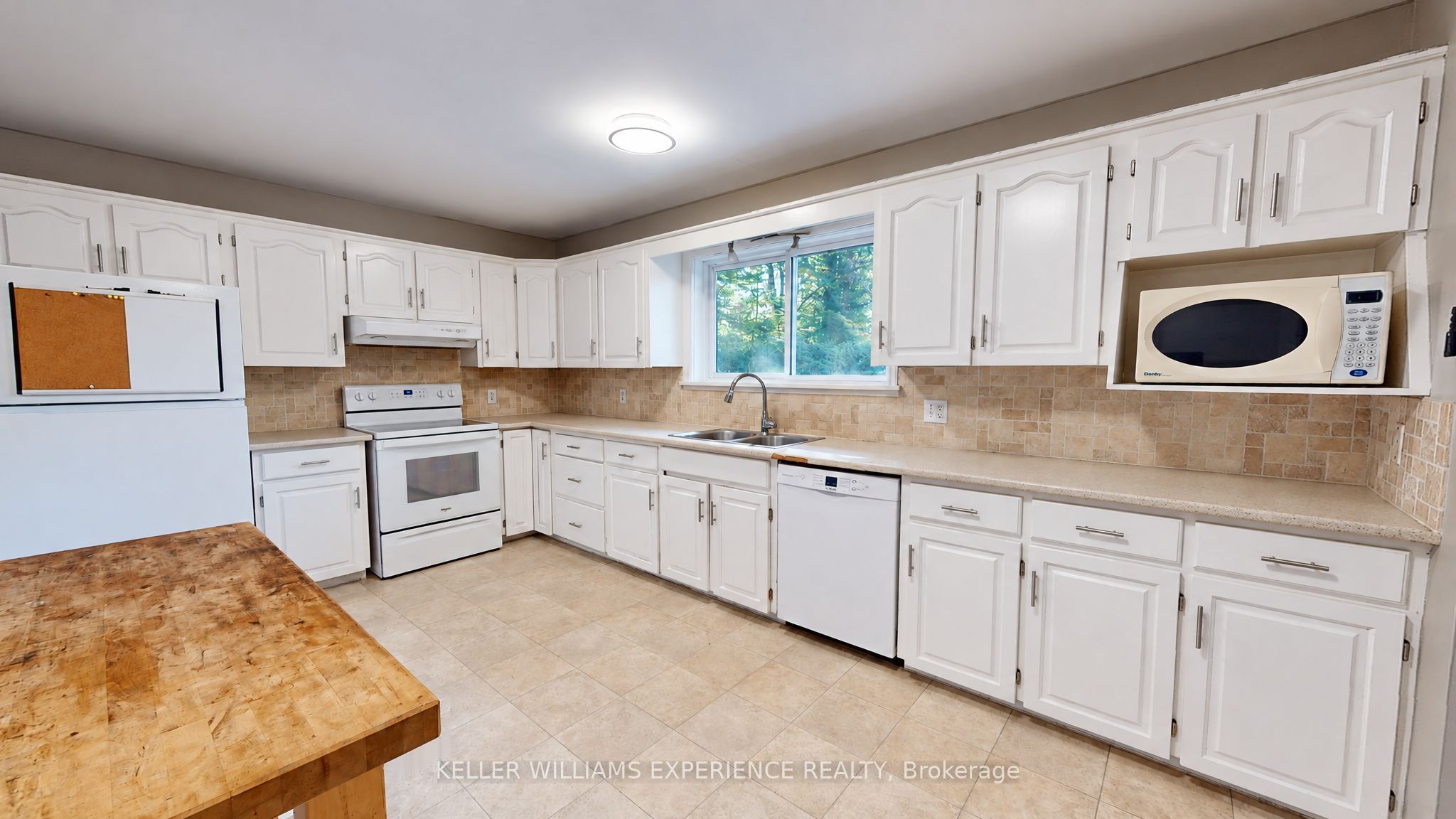 135 Catherine Street W Property Photo 5