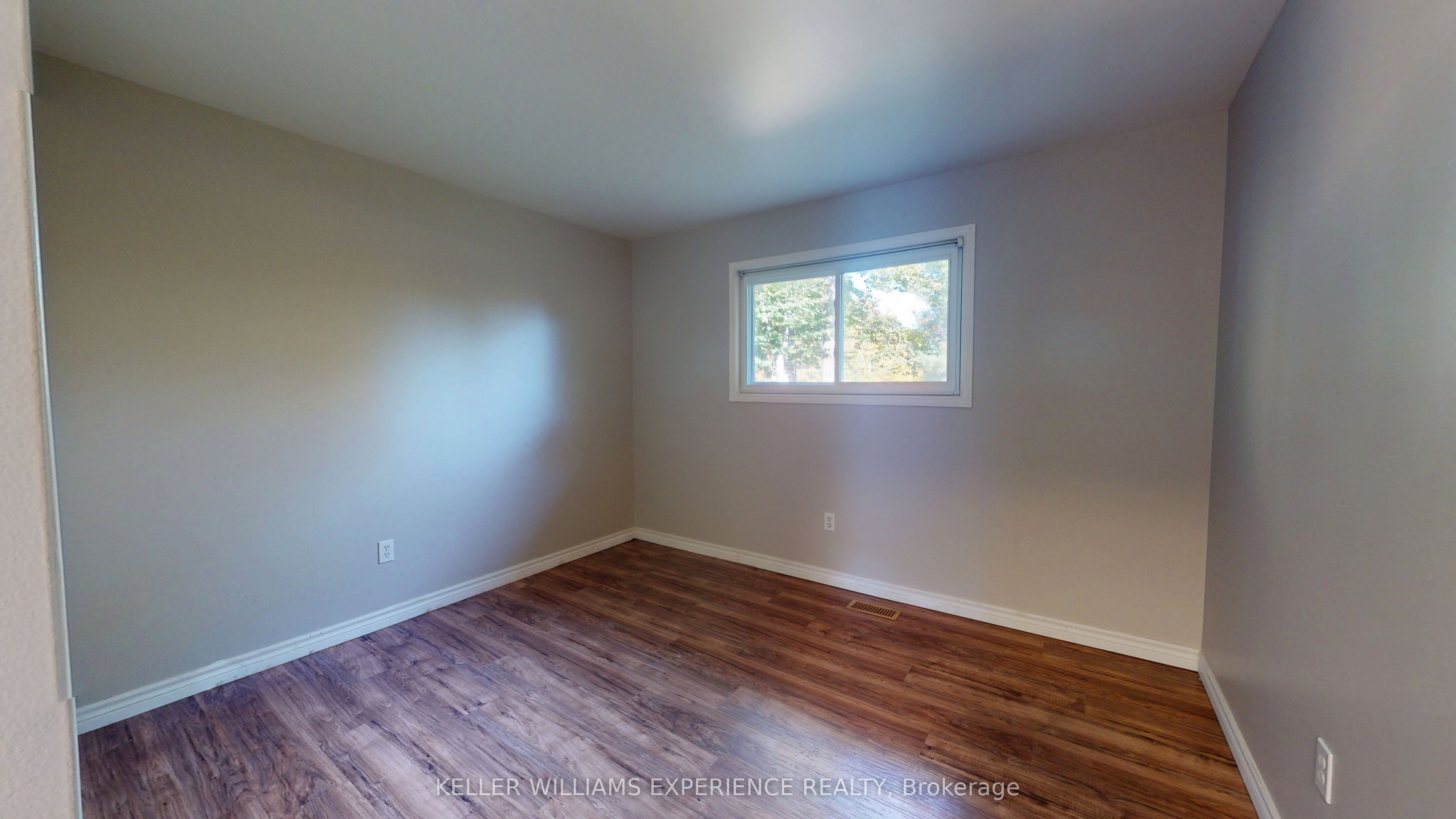 135 Catherine Street W Property Photo 11