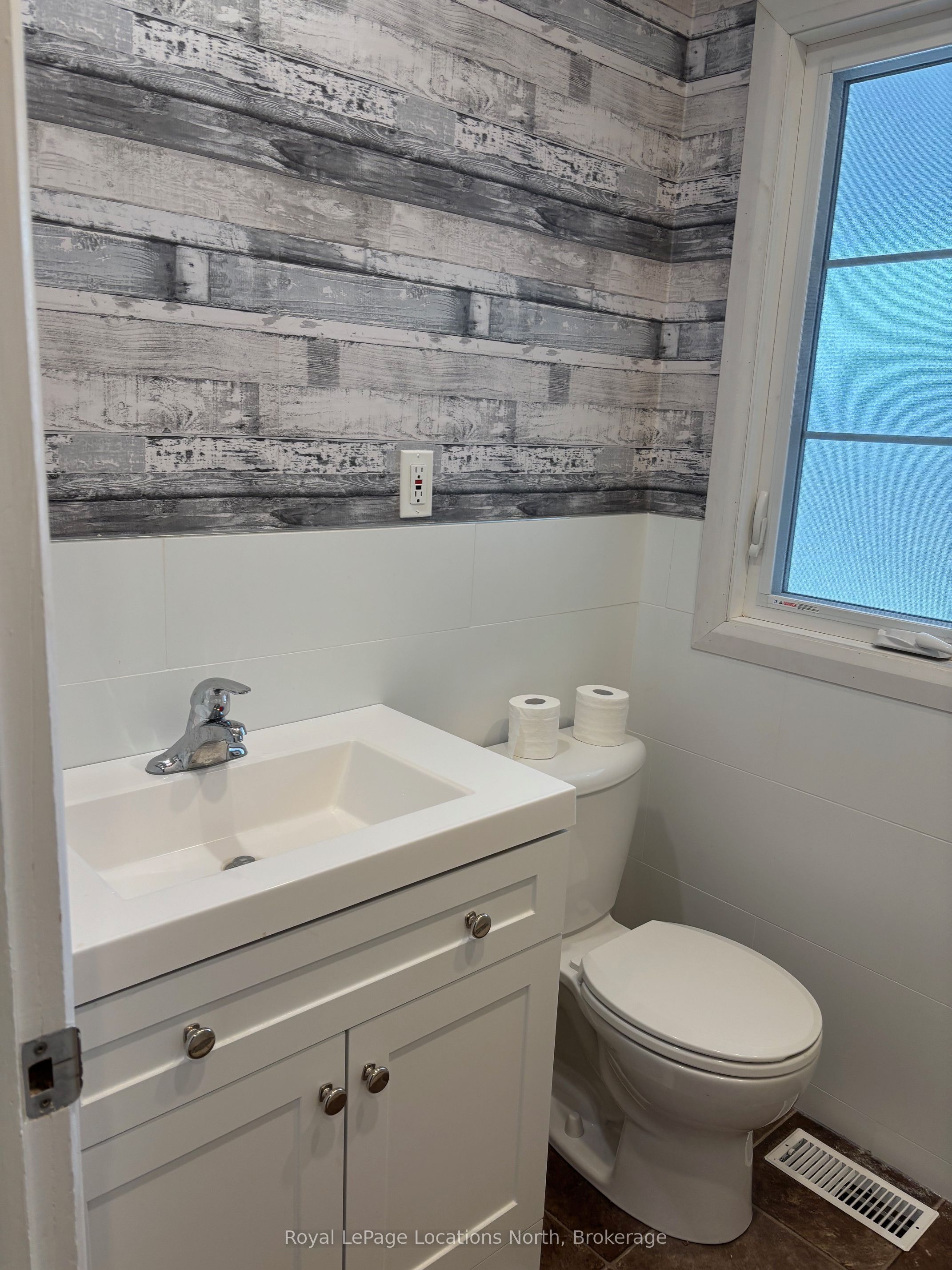 272 Yonge Street Property Photo 23
