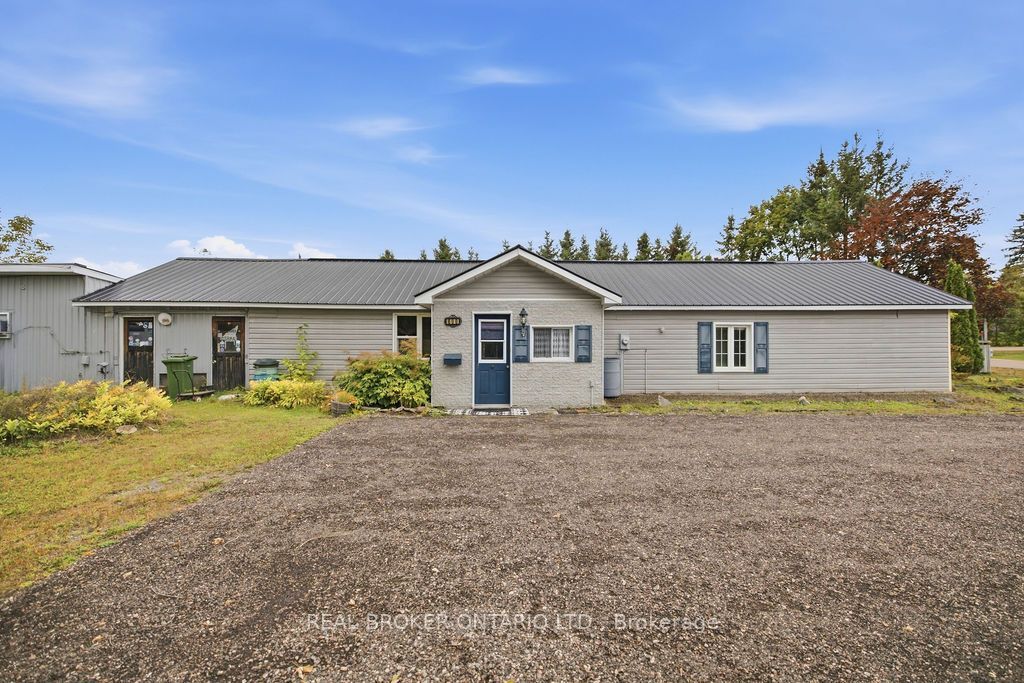 800 Pinegrove Crescent Property Photo 1