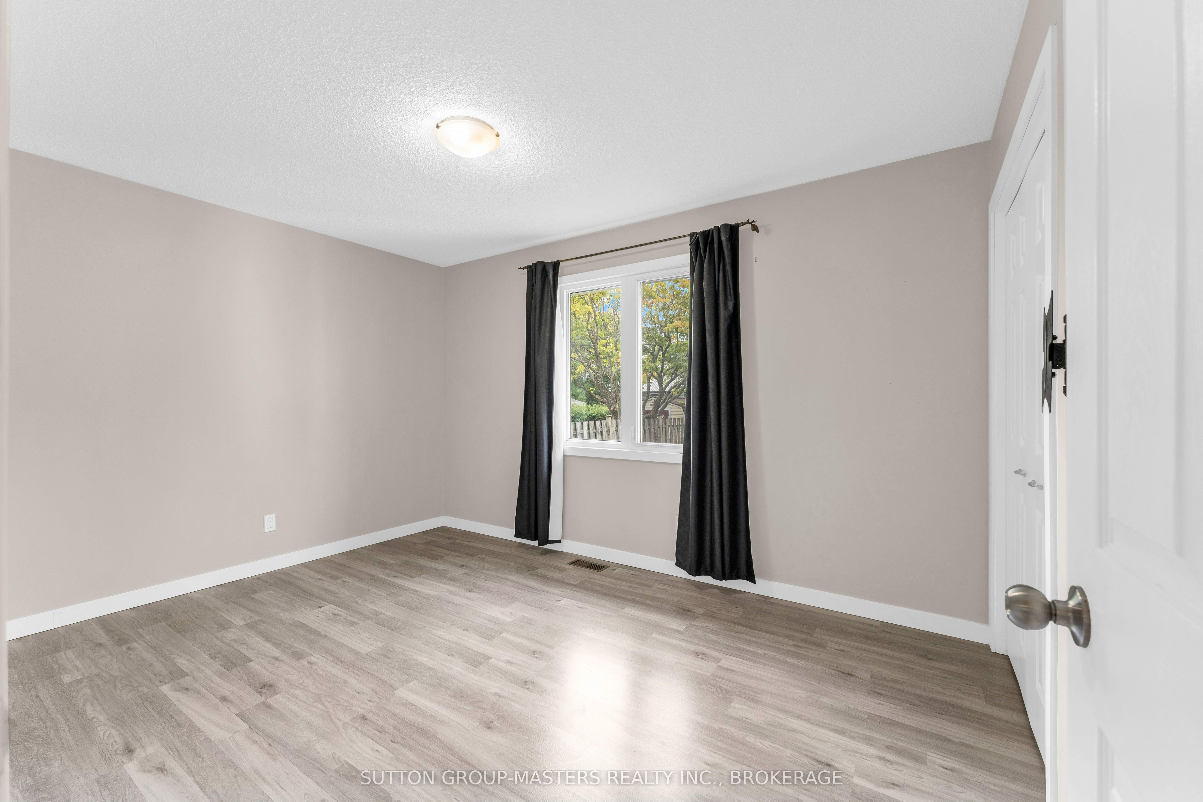 863 Pembridge Crescent Property Photo 22