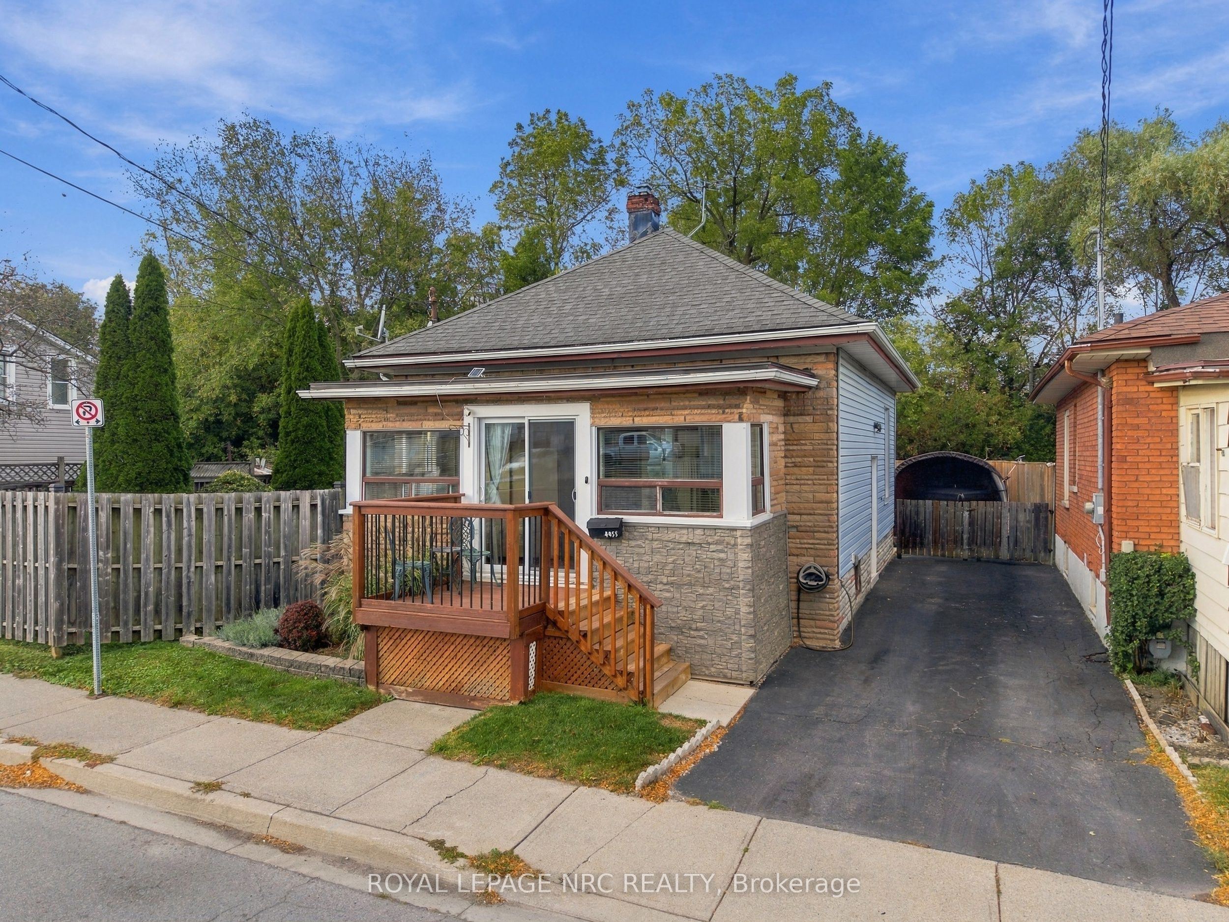 4455 Park Street E Property Photo 1