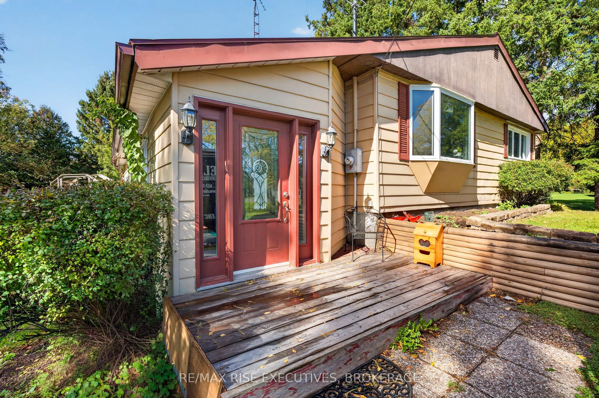 4259 Sydenham Road Property Photo 3