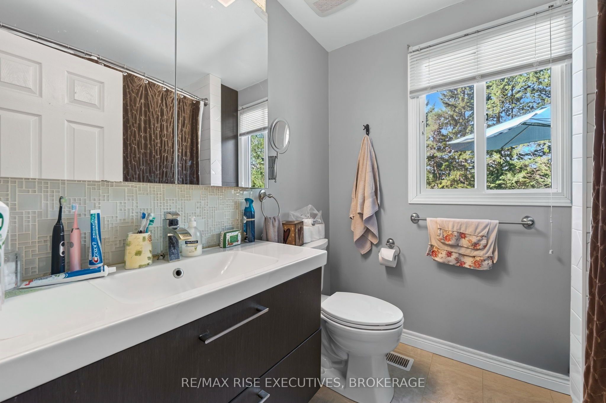 4259 Sydenham Road Property Photo 12