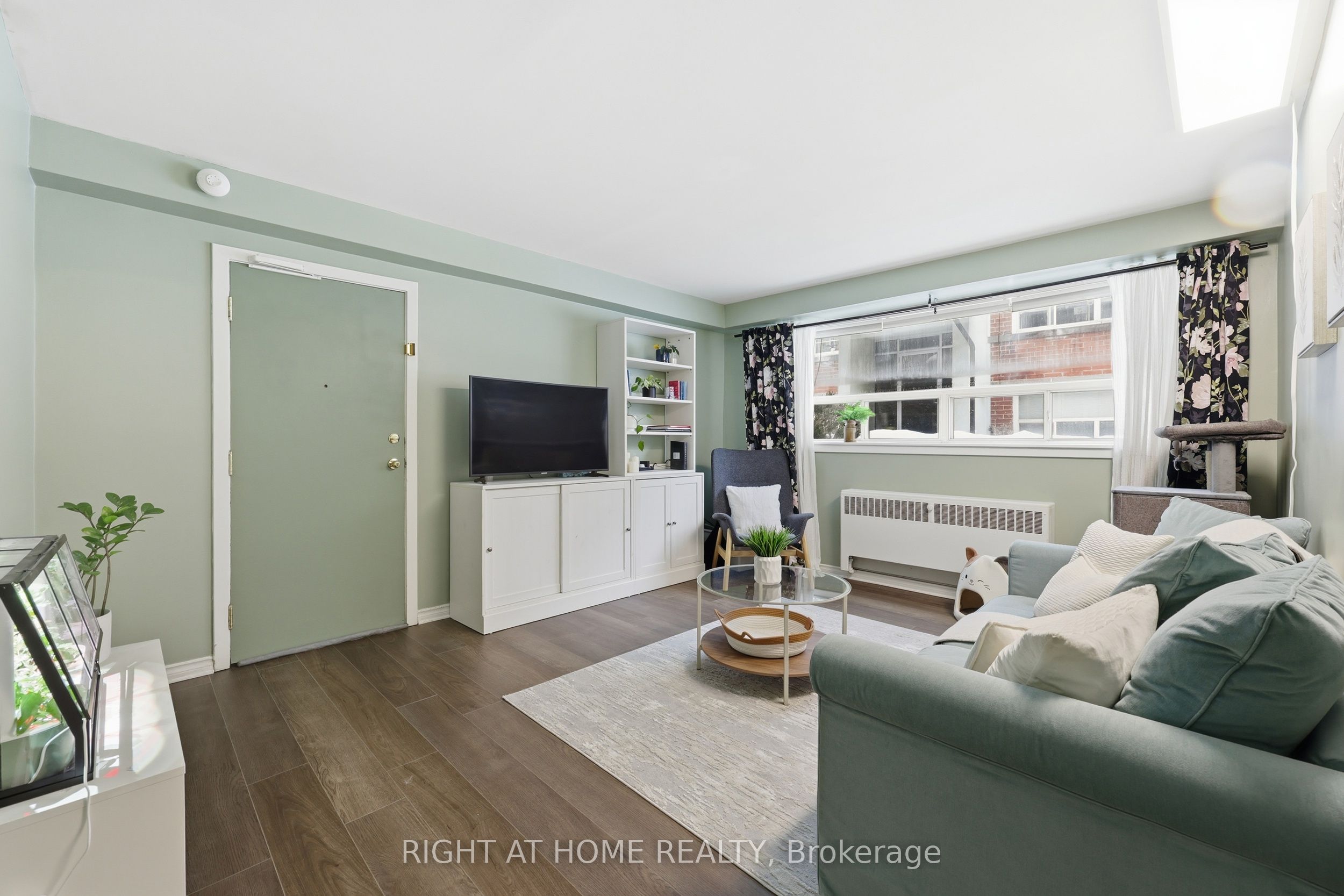 223 Macnab Street S 11 Property Photo 1