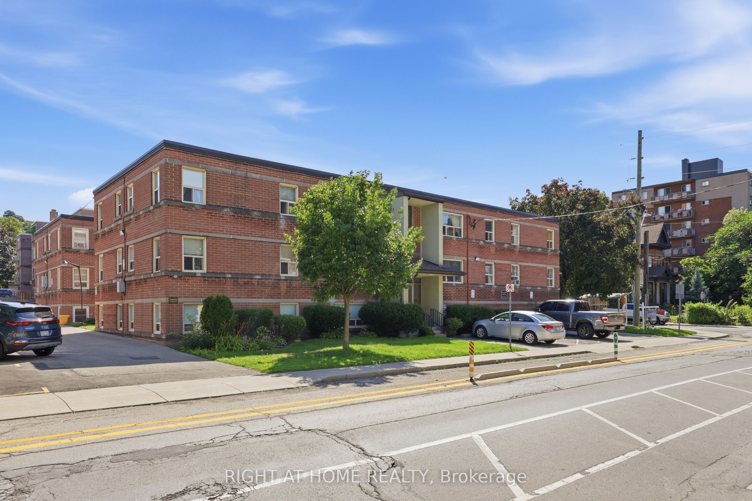 223 Macnab Street S 11 Property Photo 4