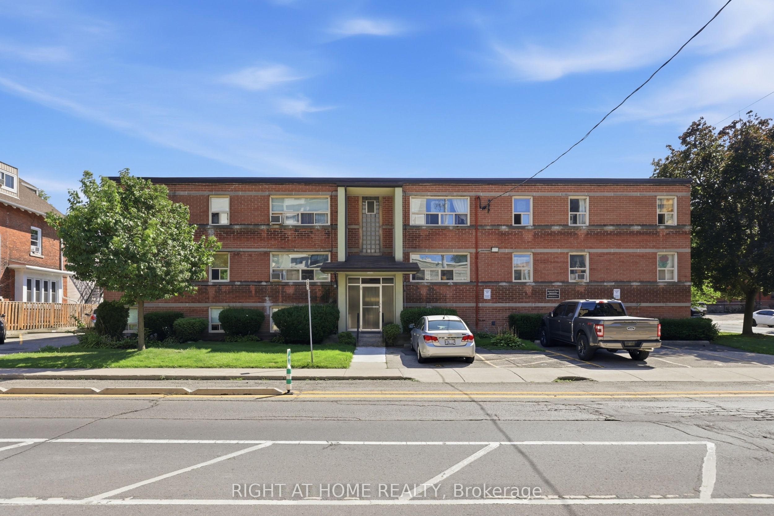223 Macnab Street S 11 Property Photo 5