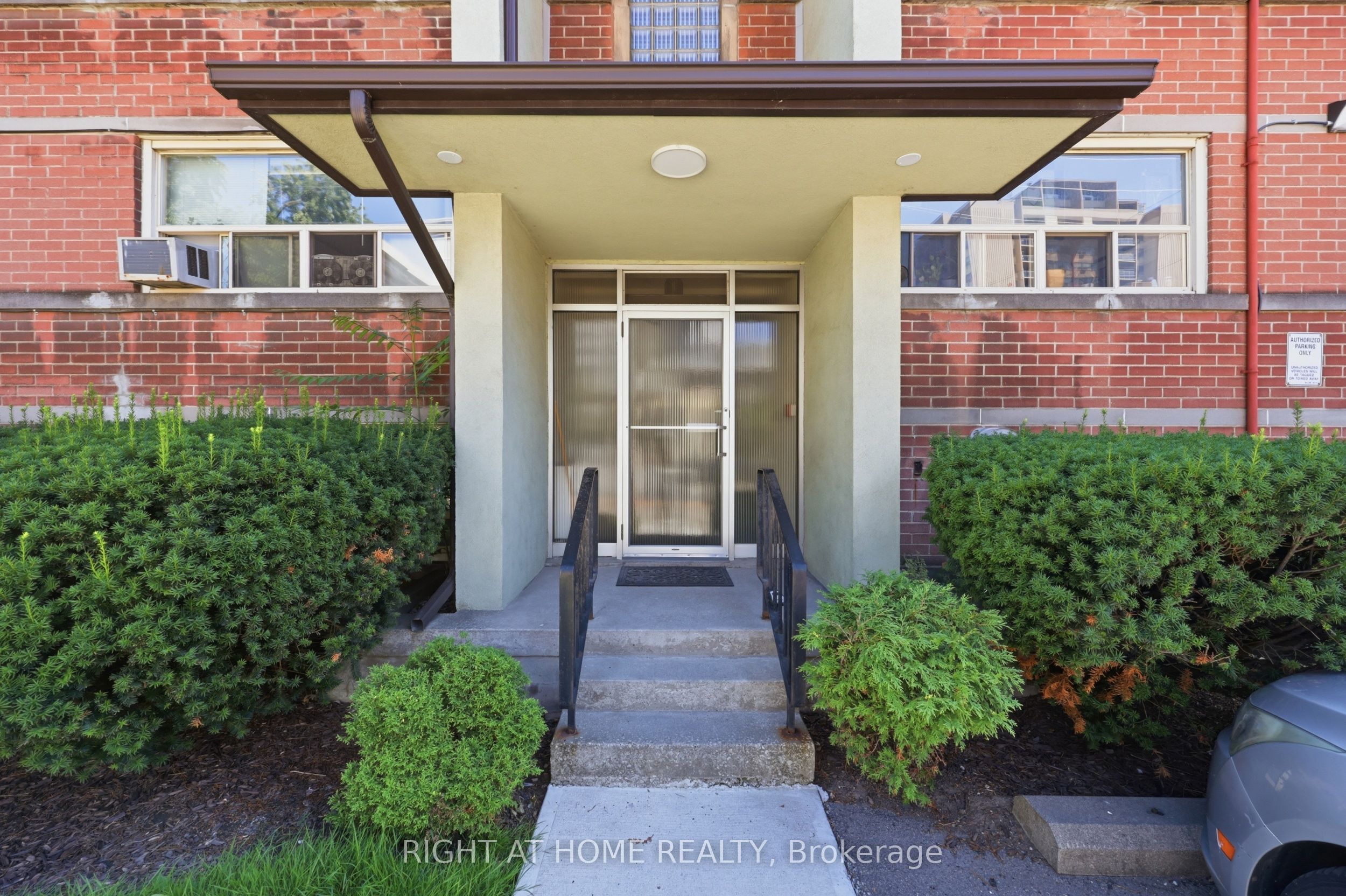 223 Macnab Street S 11 Property Photo 6