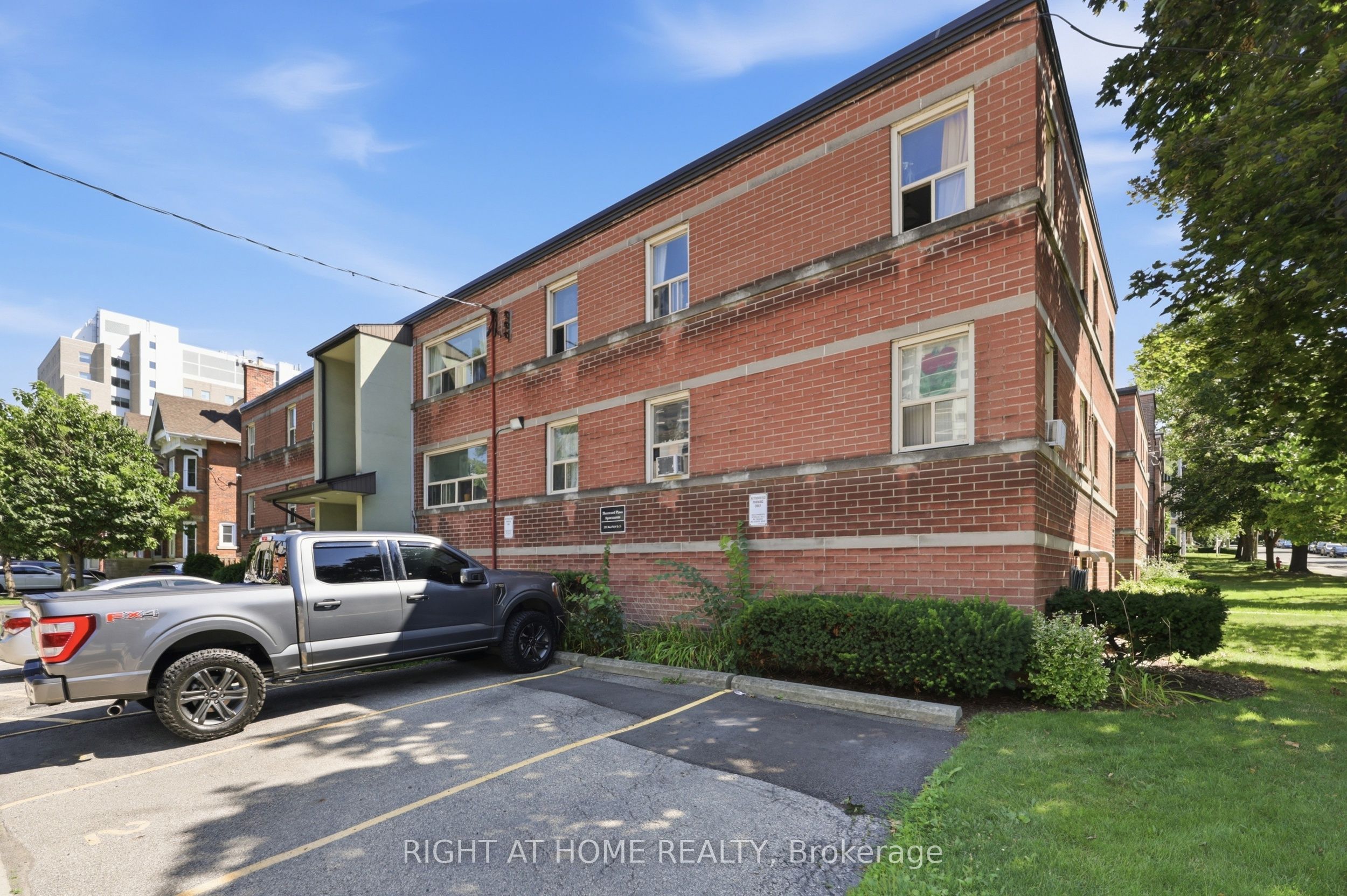 223 Macnab Street S 11 Property Photo 7