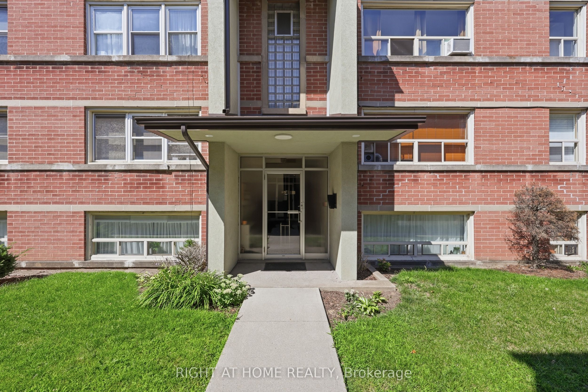 223 Macnab Street S 11 Property Photo 10