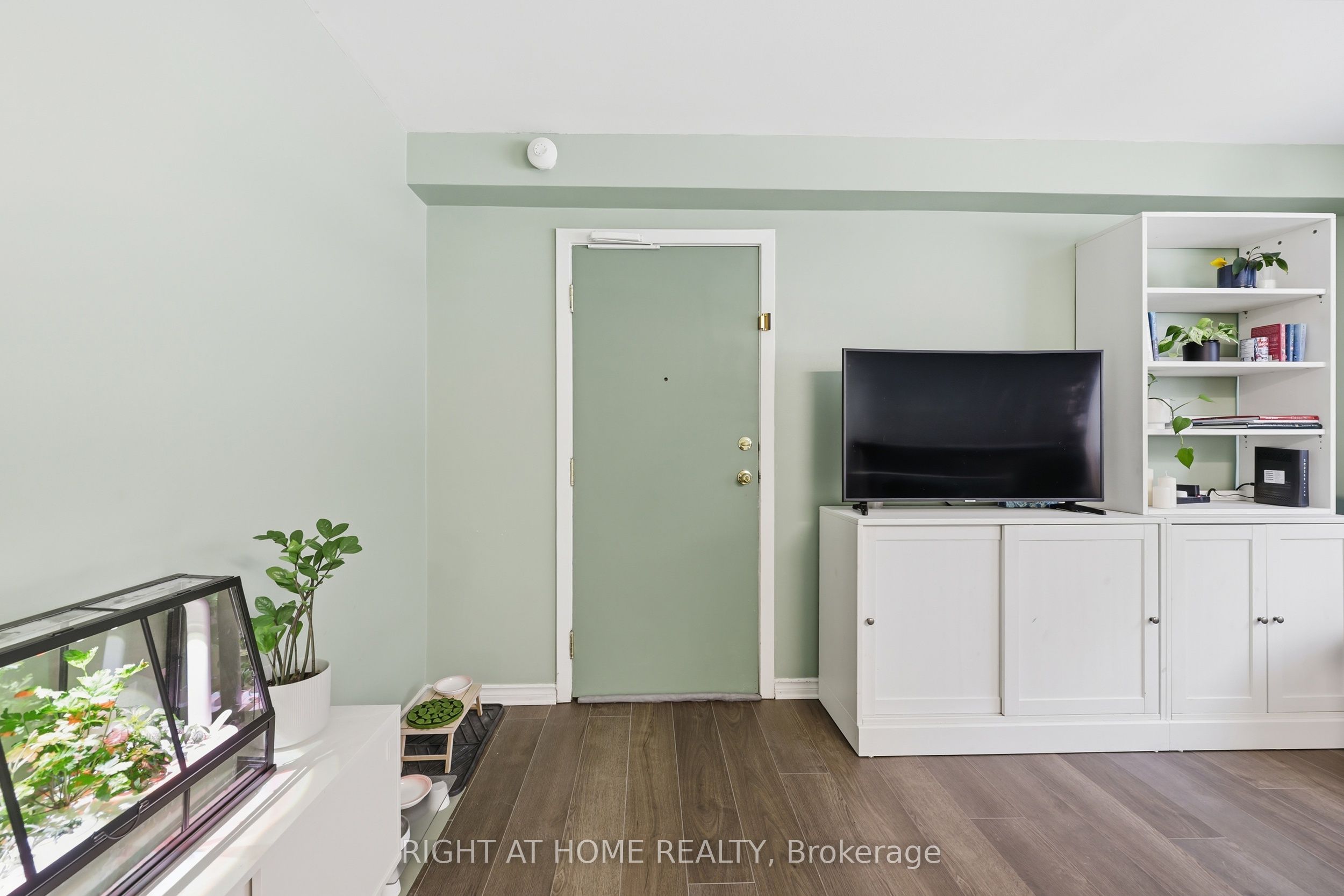223 Macnab Street S 11 Property Photo 12