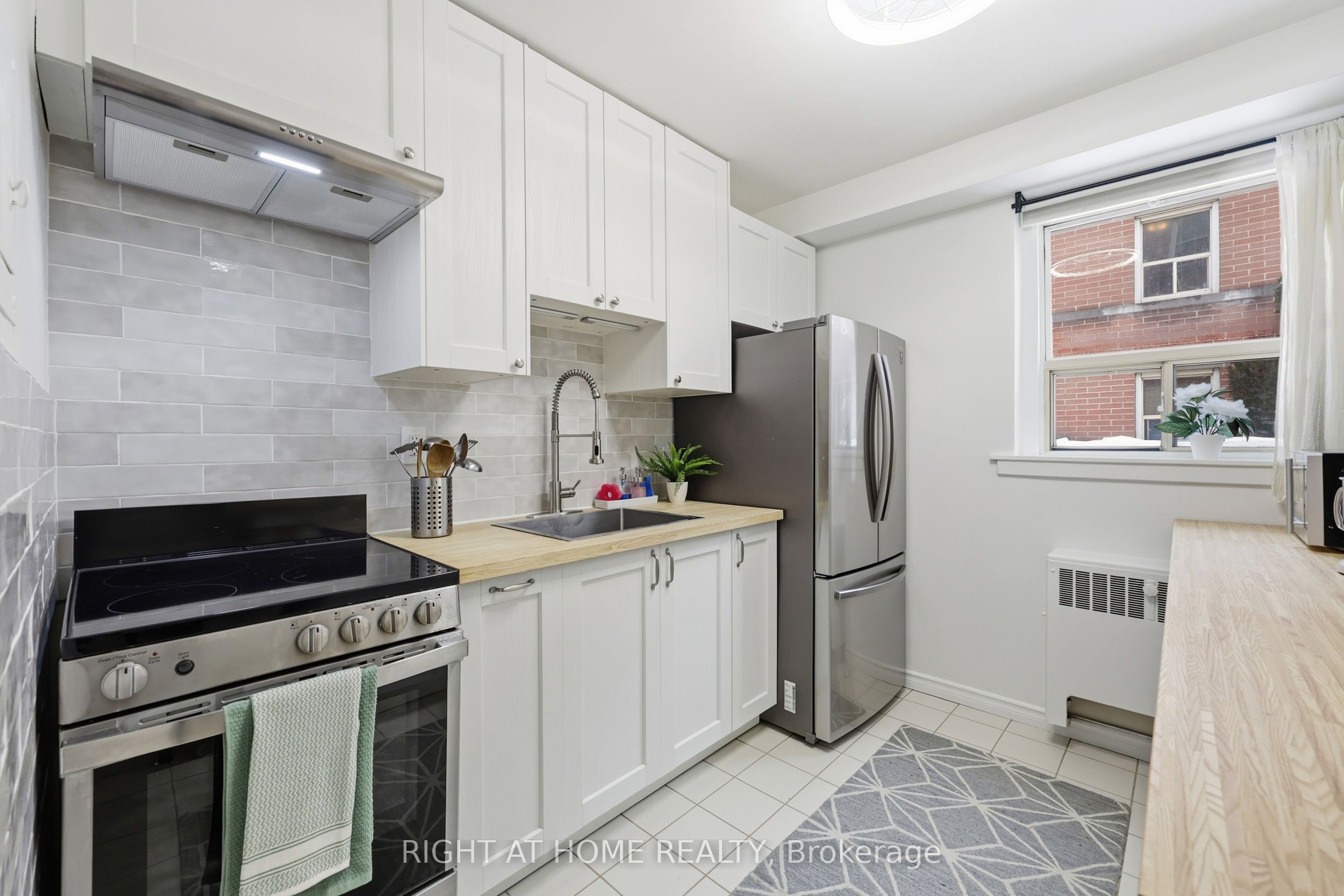 223 Macnab Street S 11 Property Photo 13