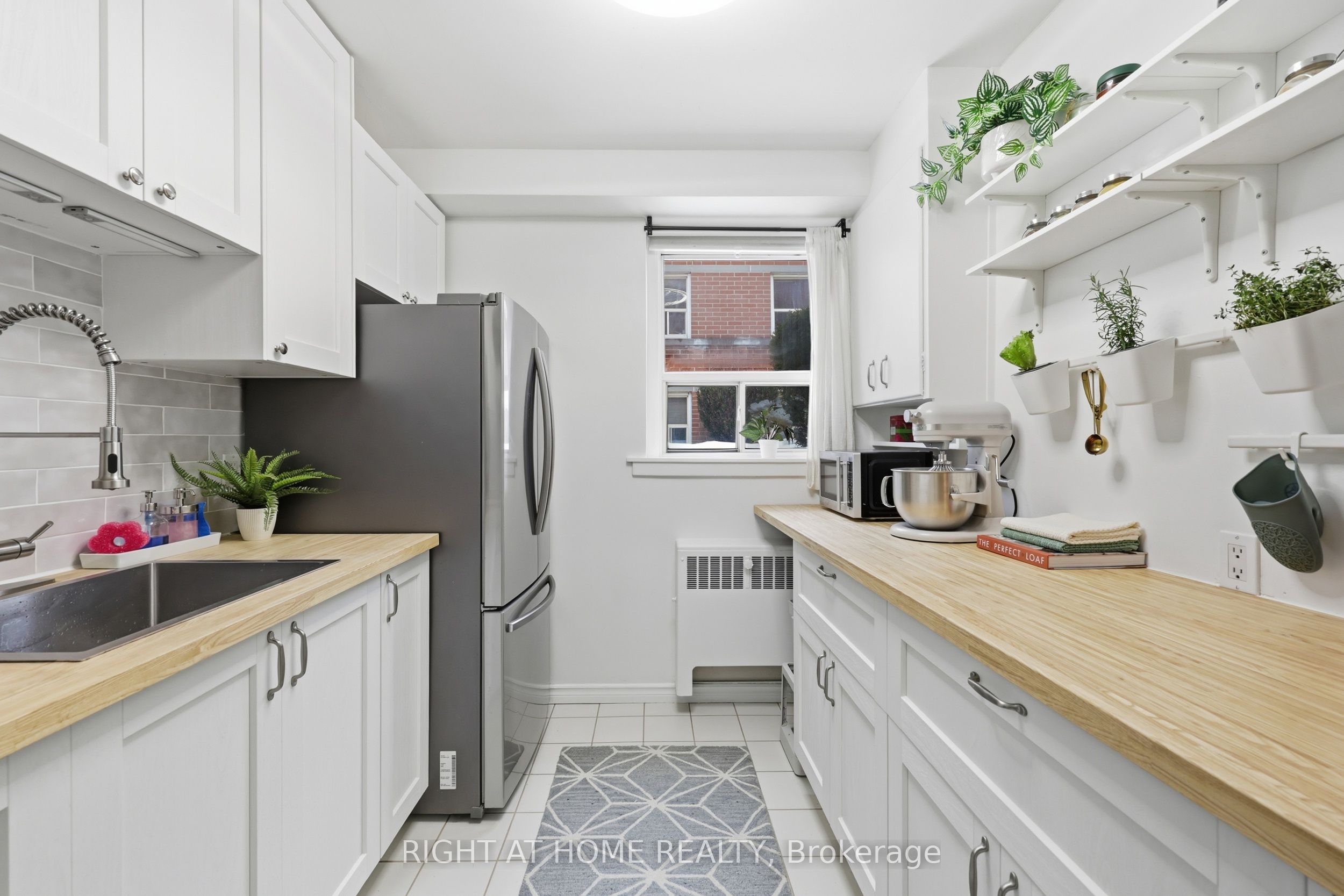 223 Macnab Street S 11 Property Photo 14