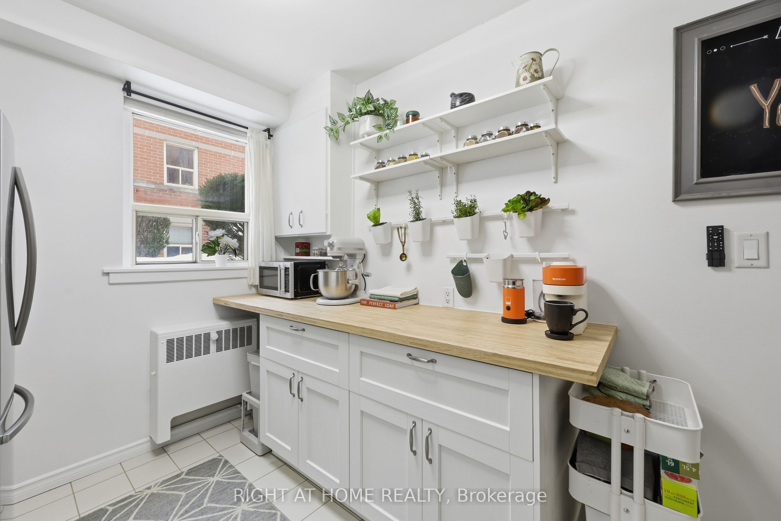 223 Macnab Street S 11 Property Photo 15