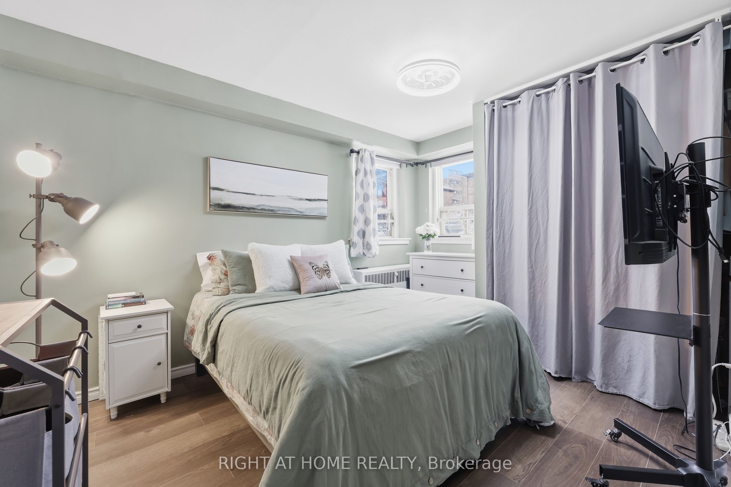 223 Macnab Street S 11 Property Photo 16