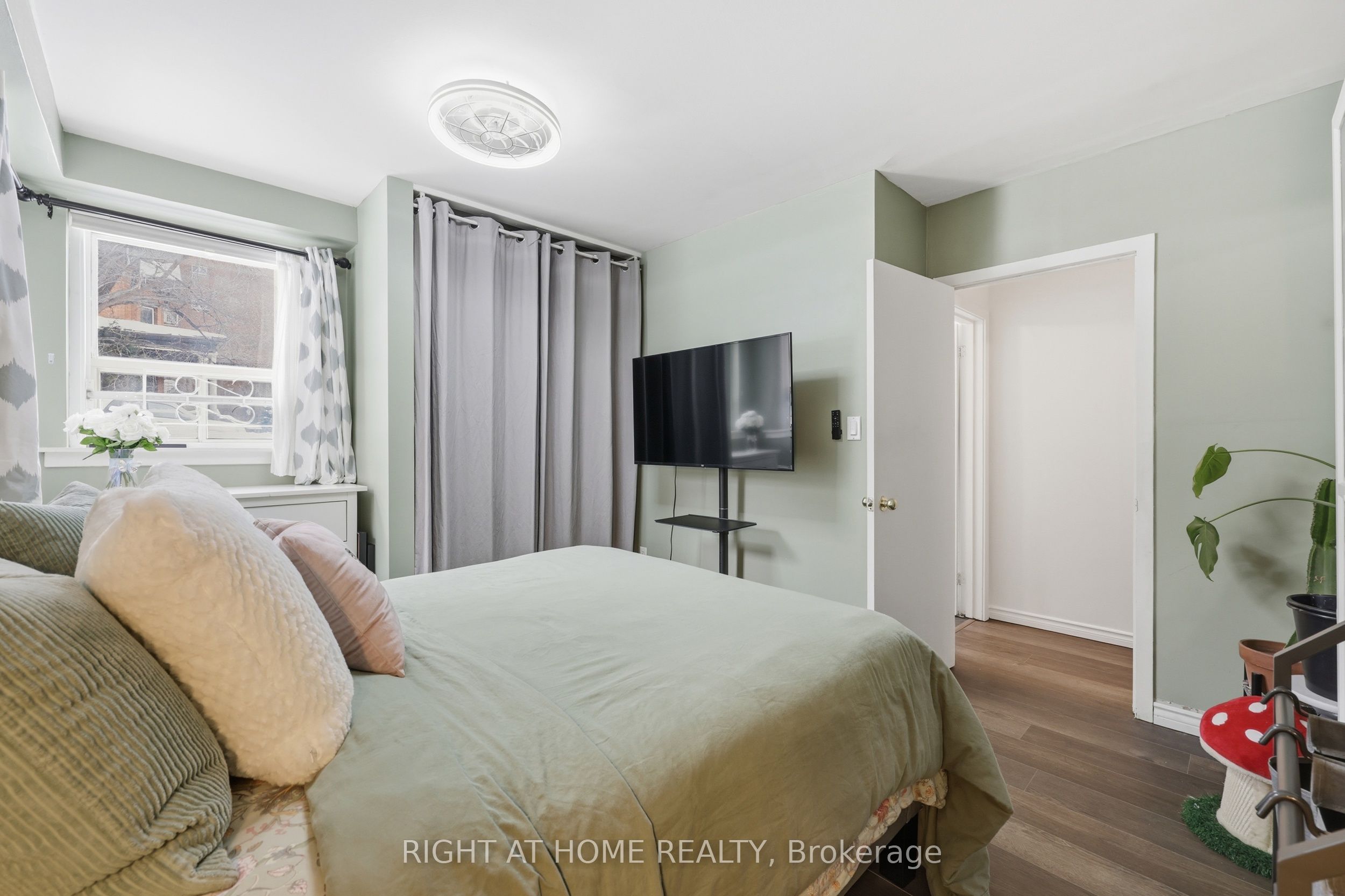 223 Macnab Street S 11 Property Photo 17