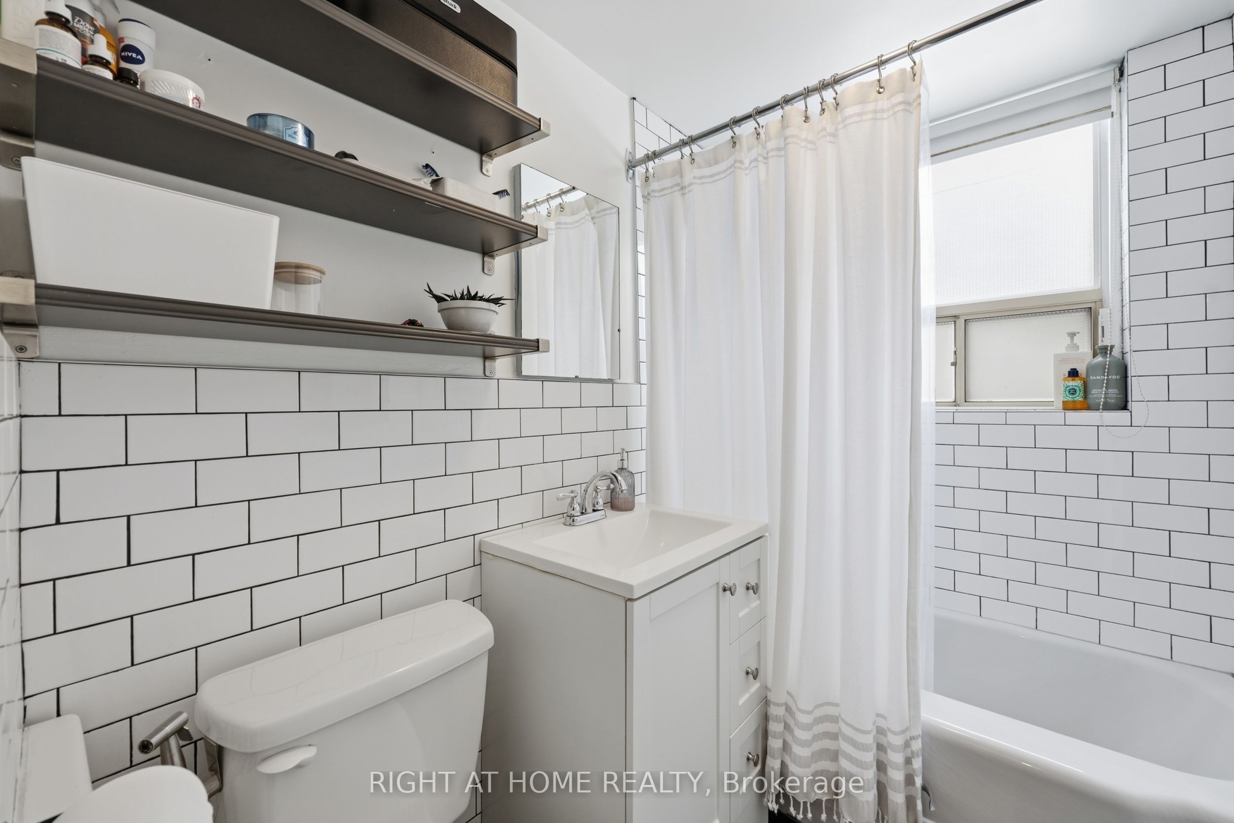 223 Macnab Street S 11 Property Photo 19