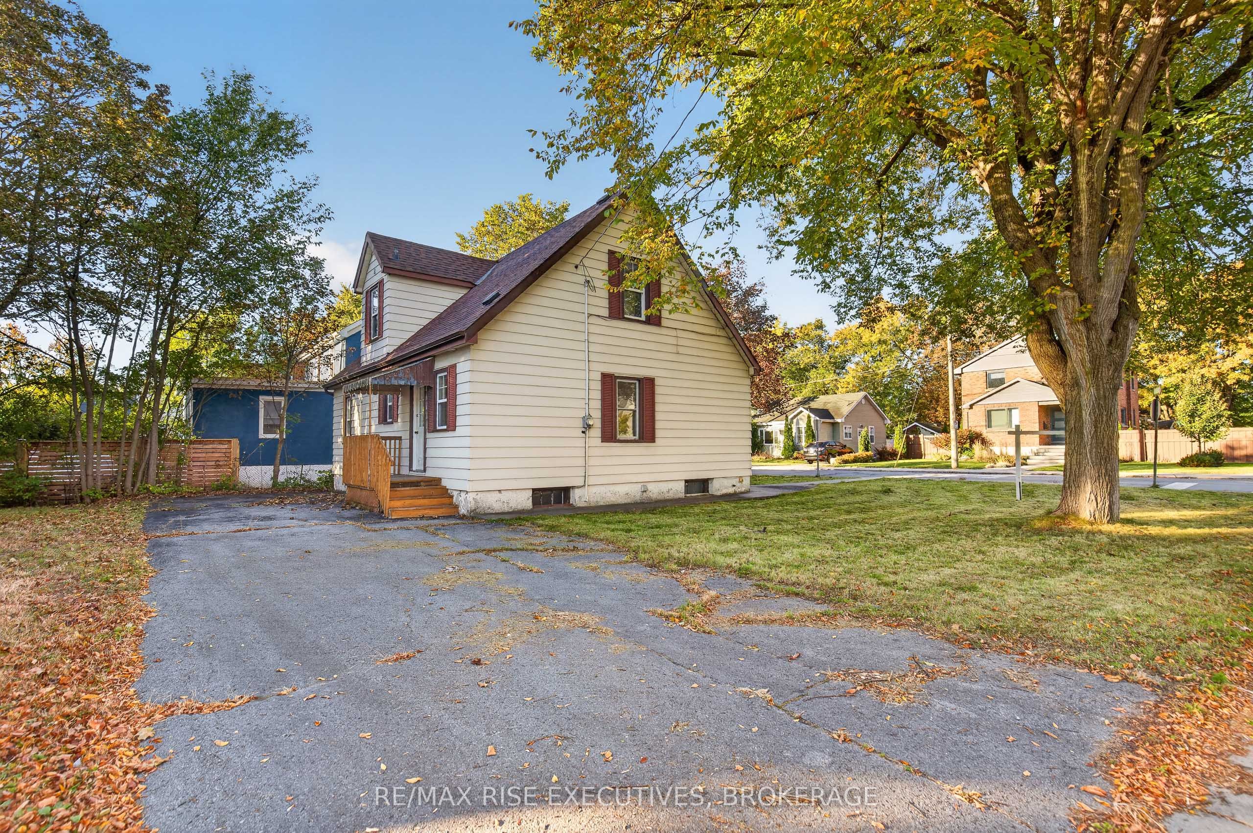 273 College Street Property Photo 4