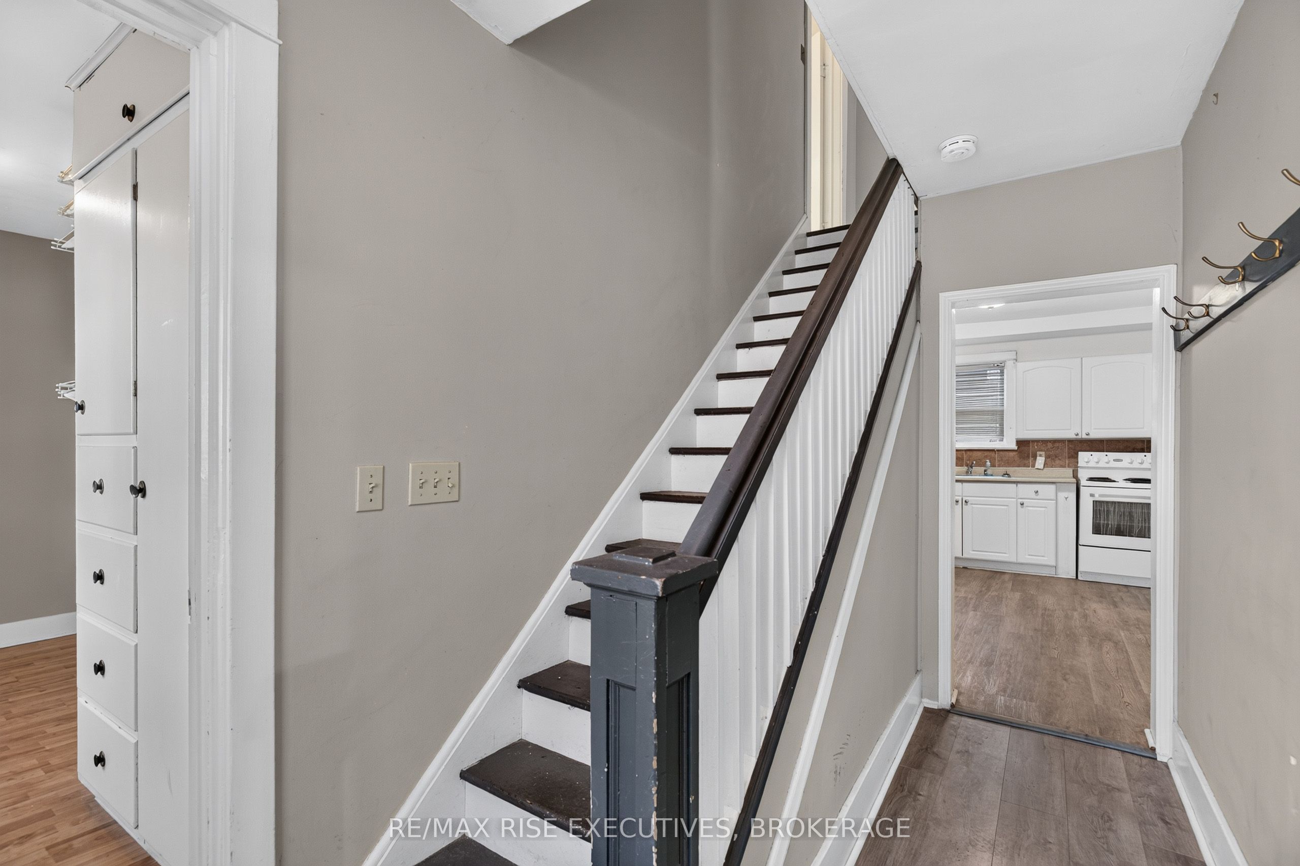 273 College Street Property Photo 6