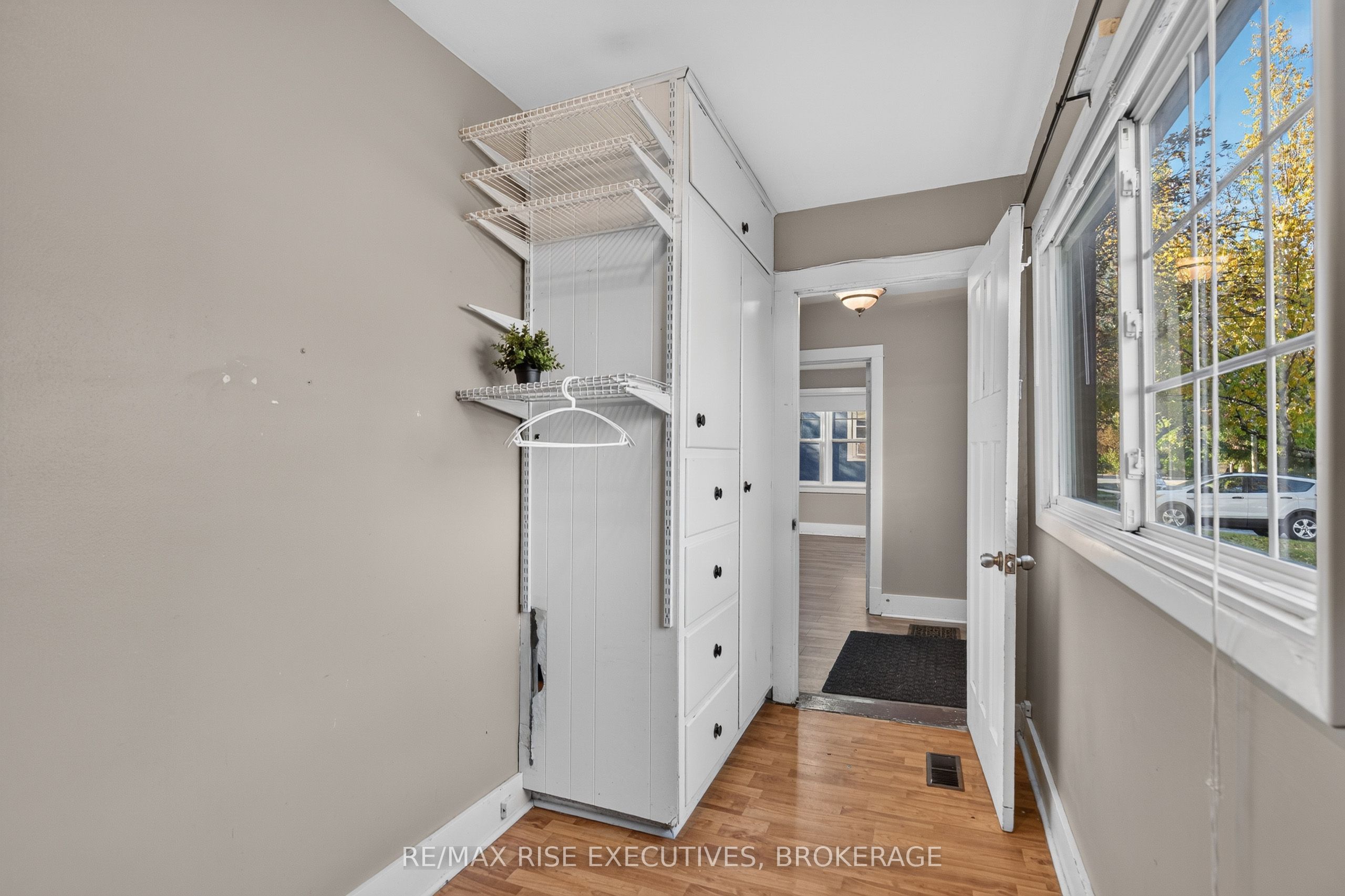 273 College Street Property Photo 8