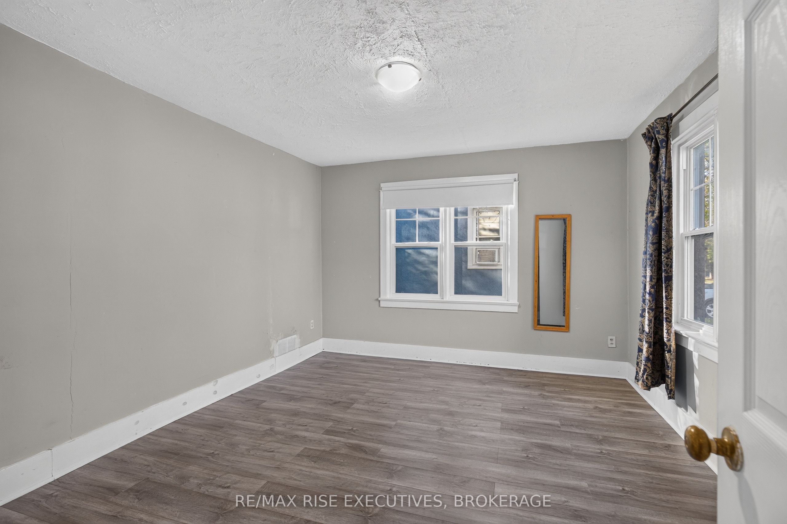 273 College Street Property Photo 9
