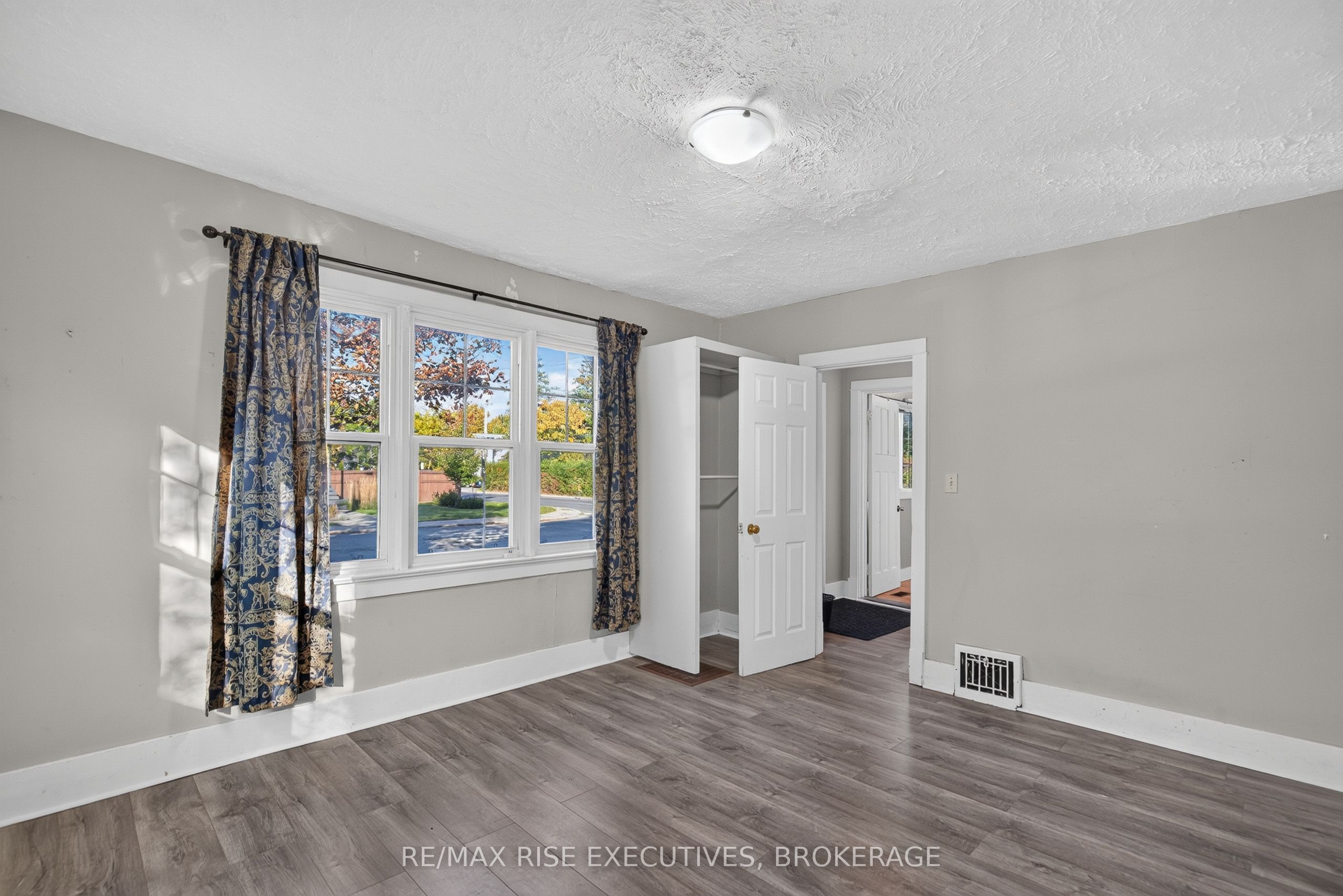 273 College Street Property Photo 10