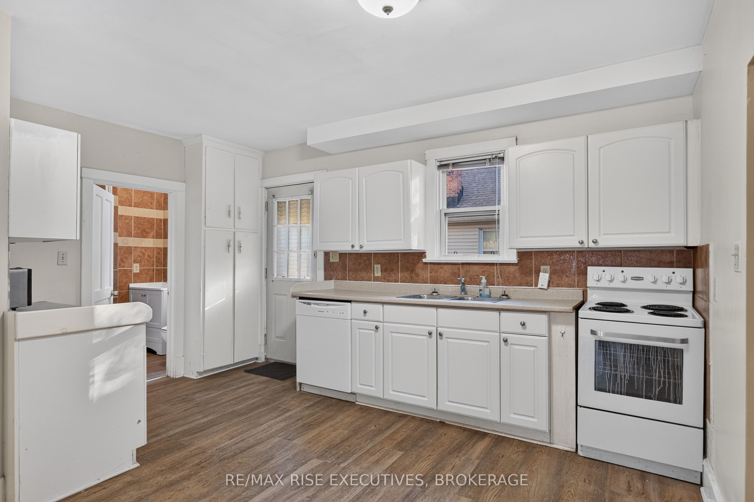 273 College Street Property Photo 11