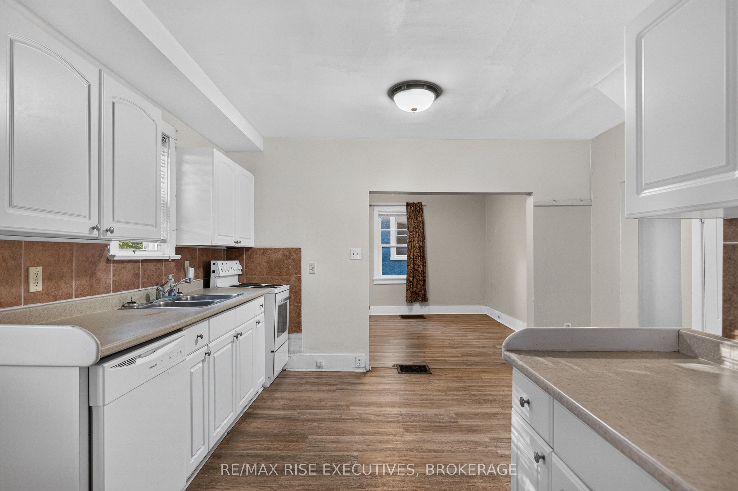 273 College Street Property Photo 12