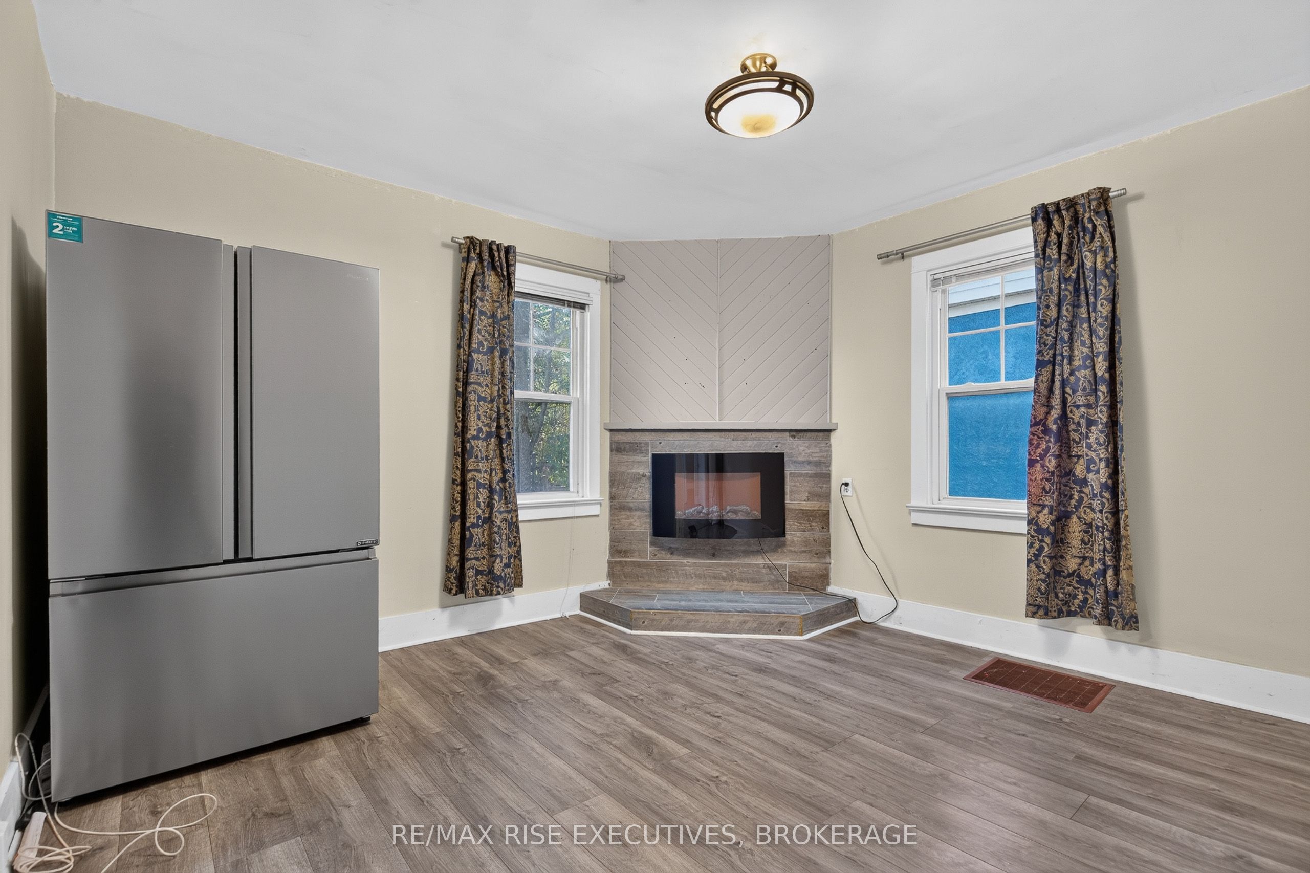 273 College Street Property Photo 14