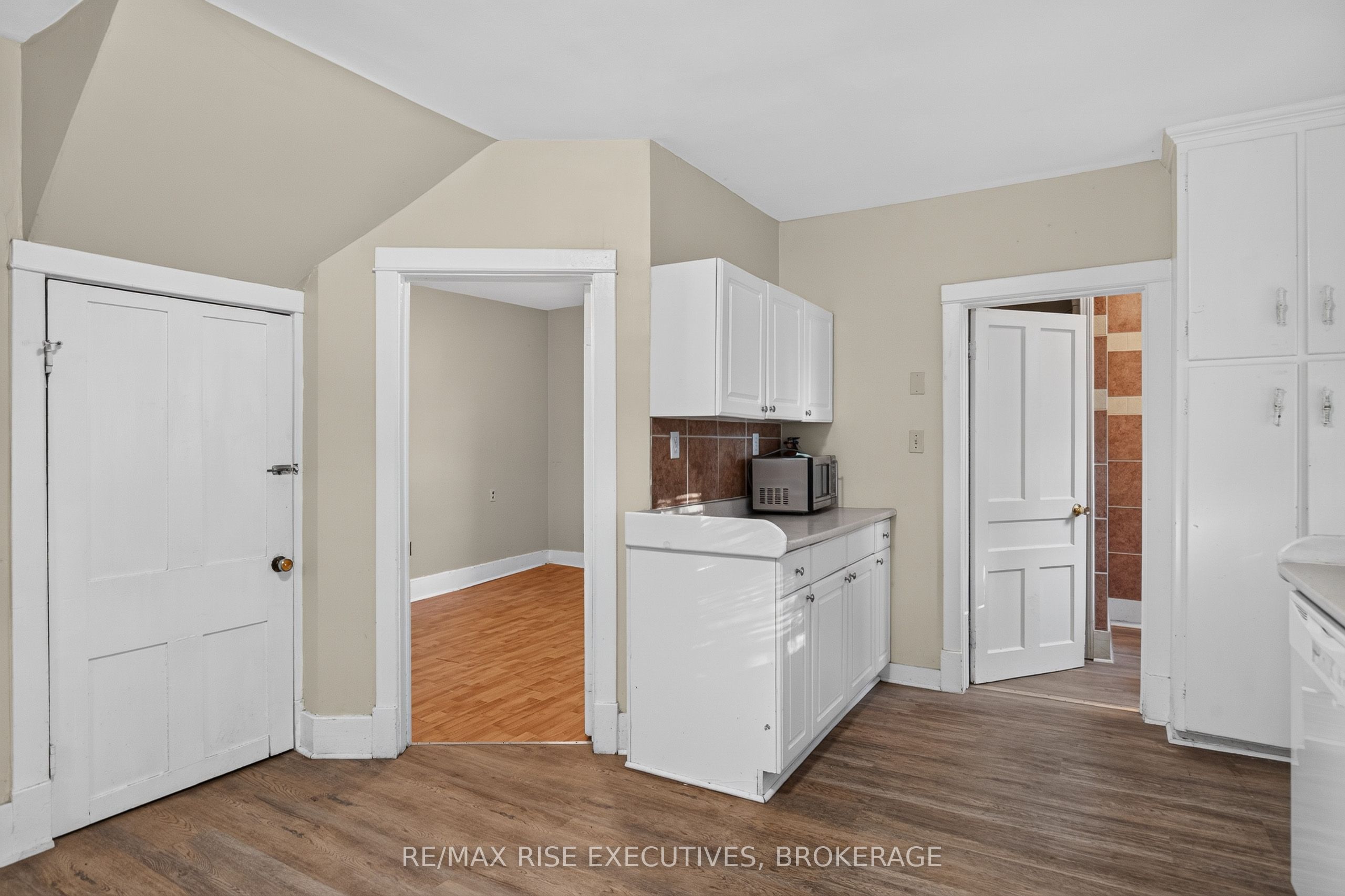 273 College Street Property Photo 16