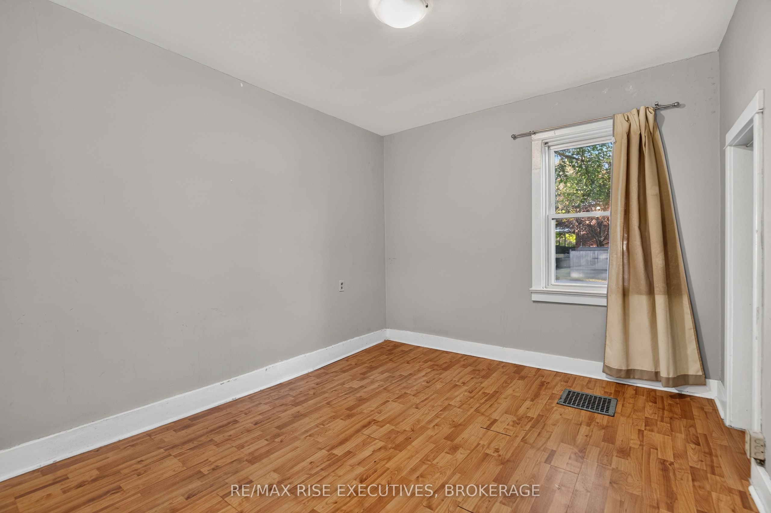 273 College Street Property Photo 17