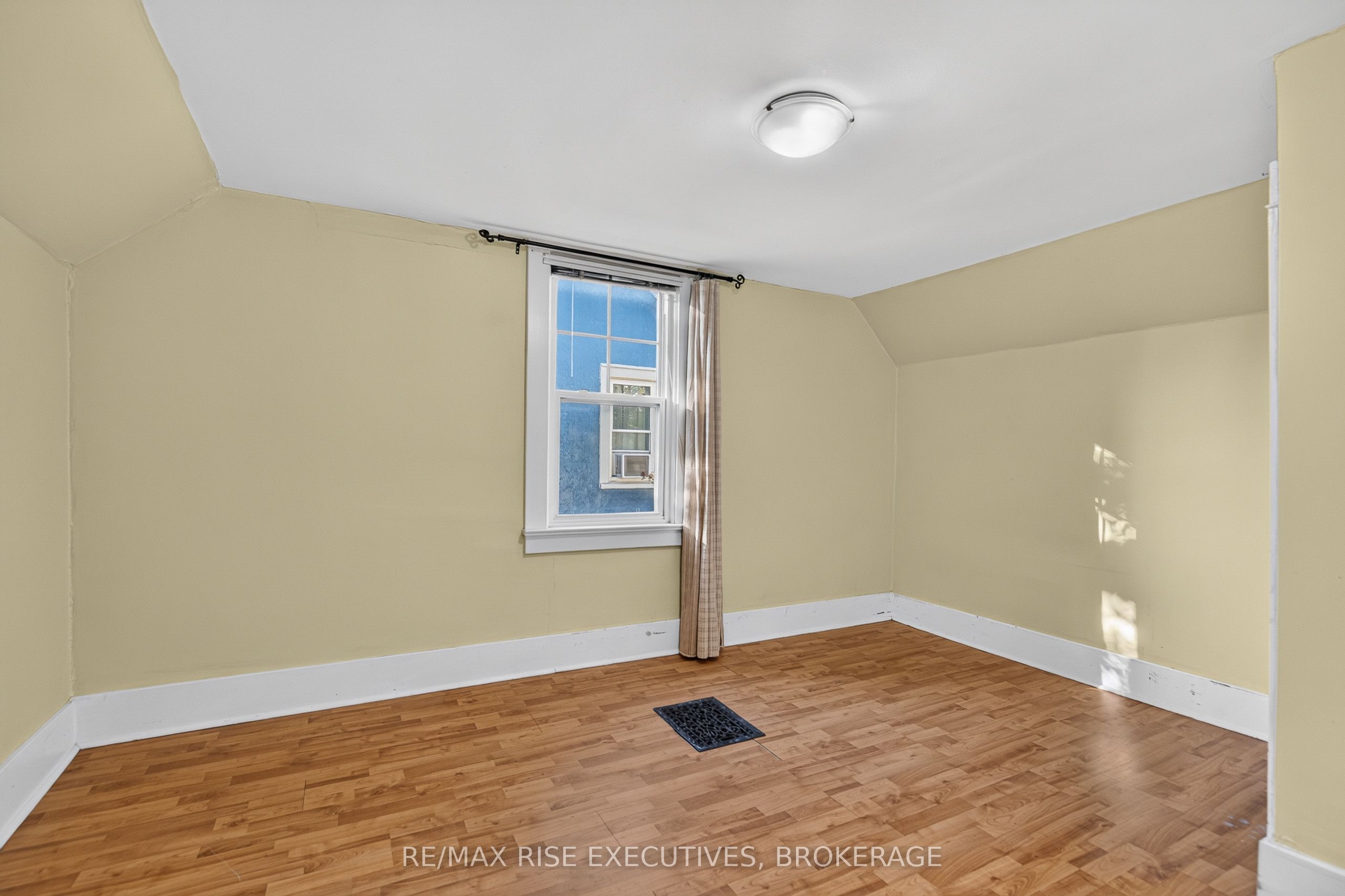 273 College Street Property Photo 24