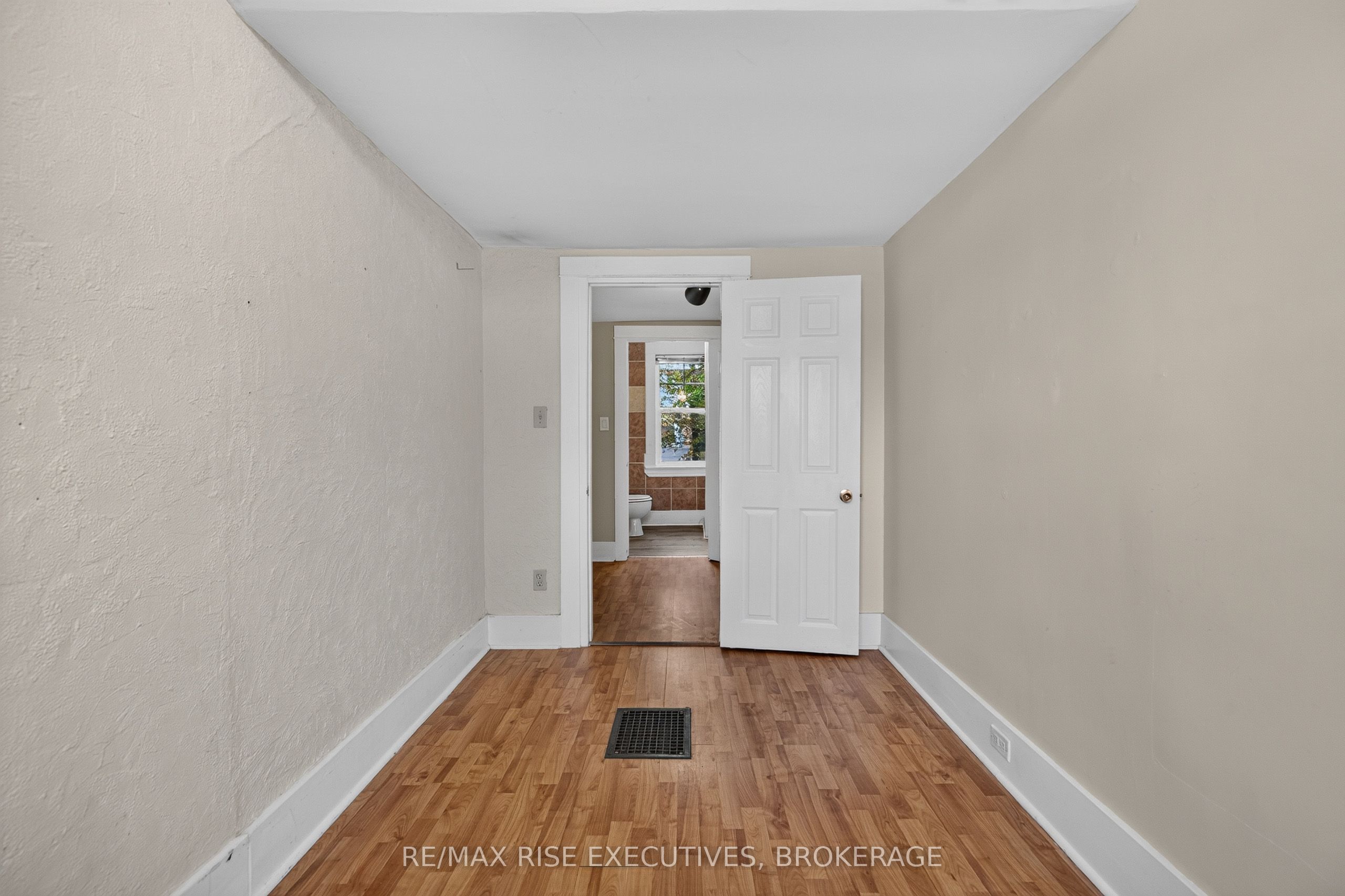 273 College Street Property Photo 27