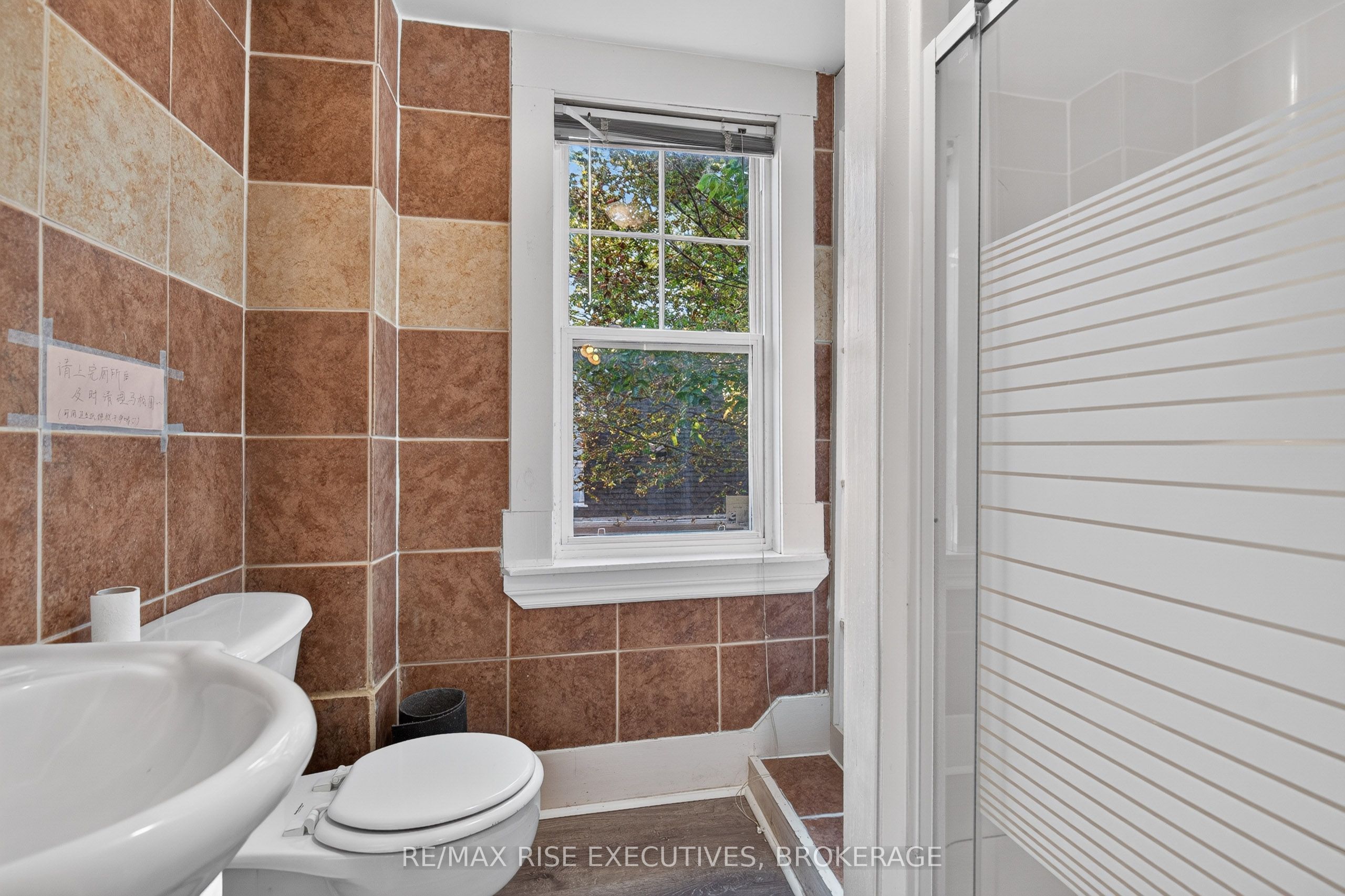 273 College Street Property Photo 28