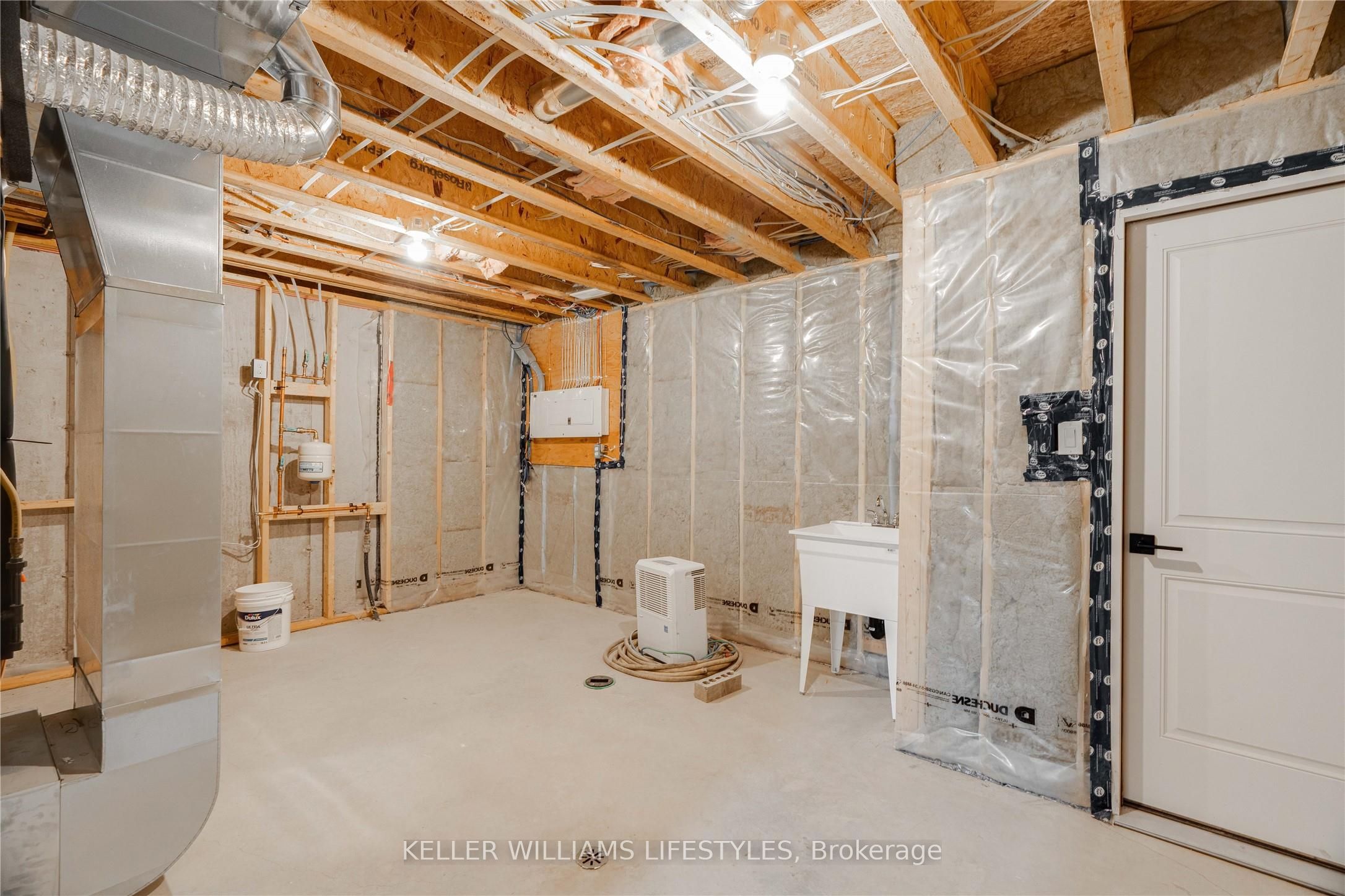 110 Leneve Street Property Photo 38