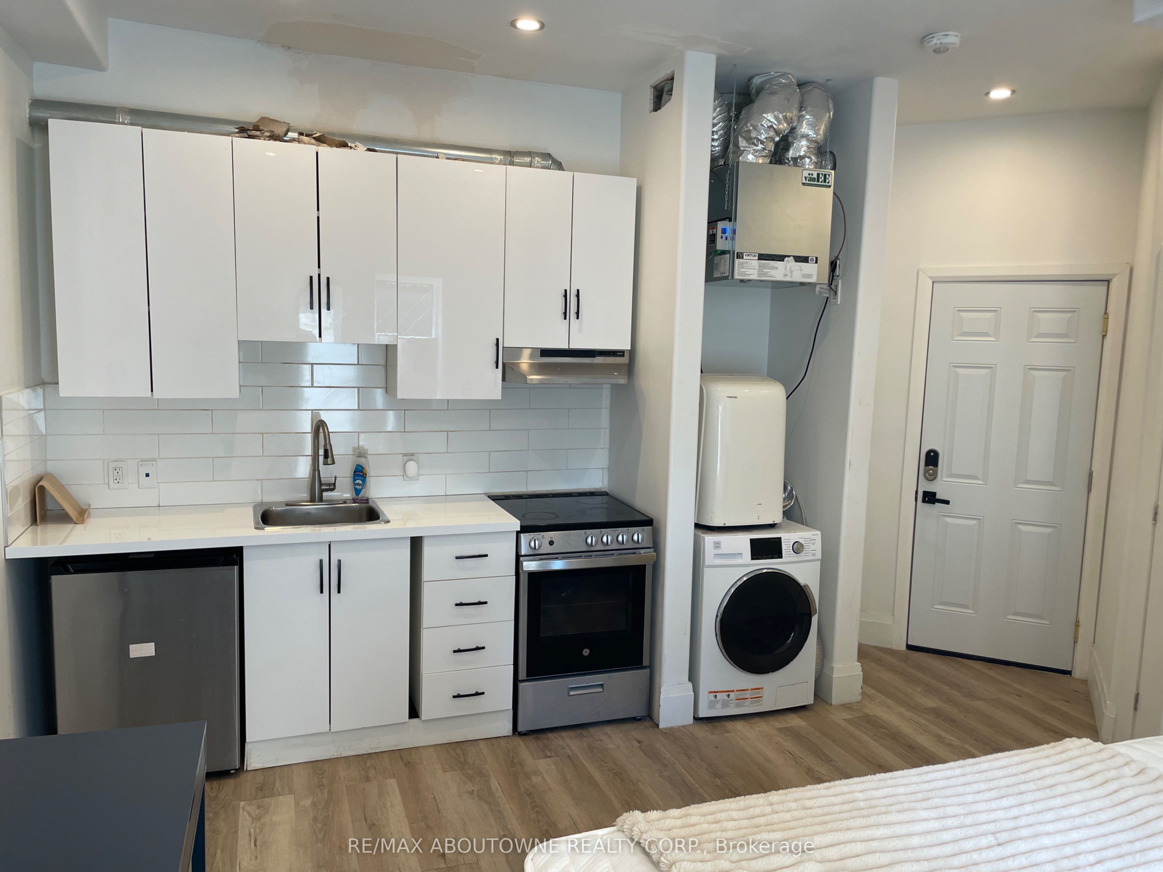 66 Wellington Street S Property Photo 18