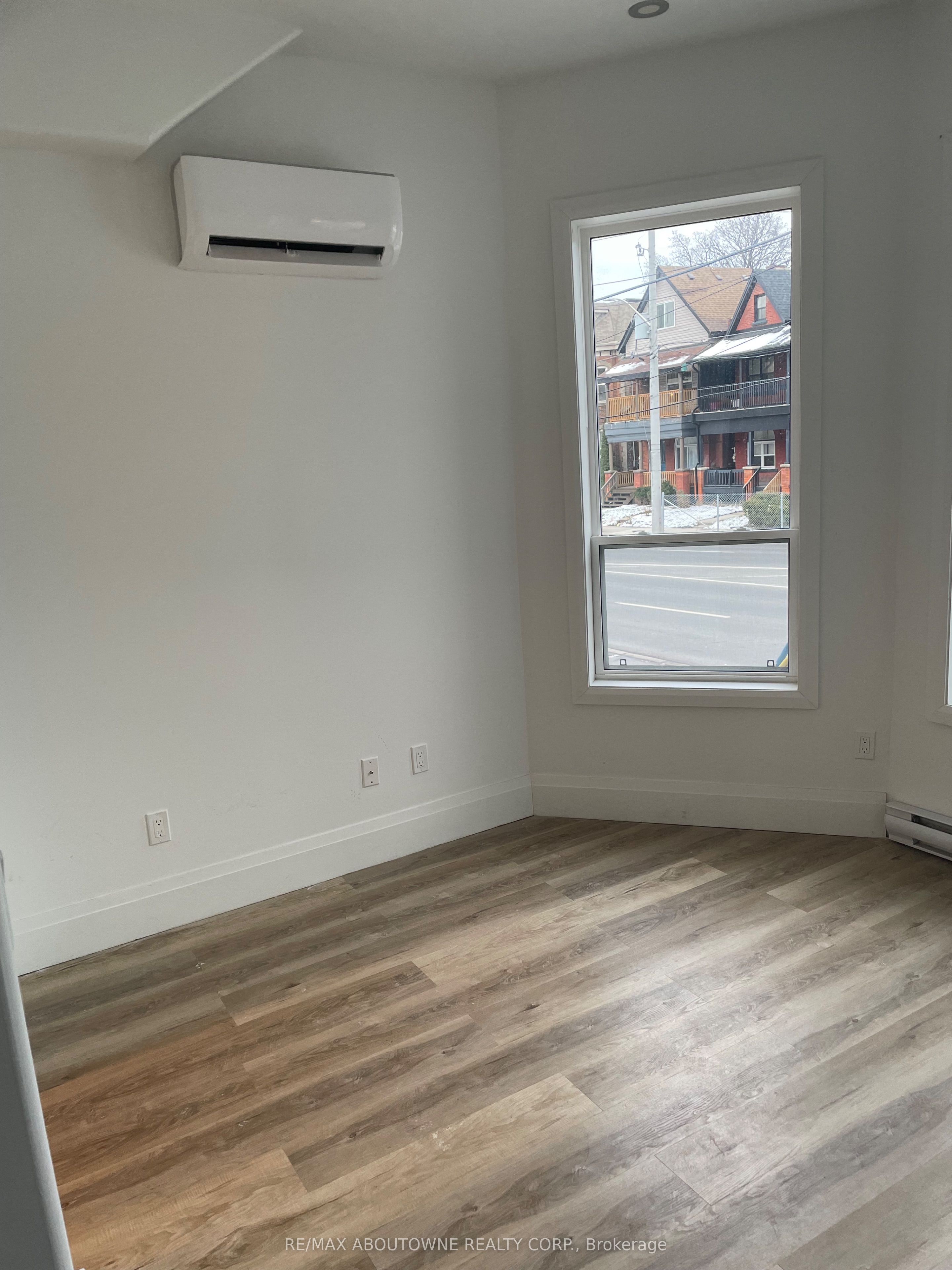 66 Wellington Street S Property Photo 37