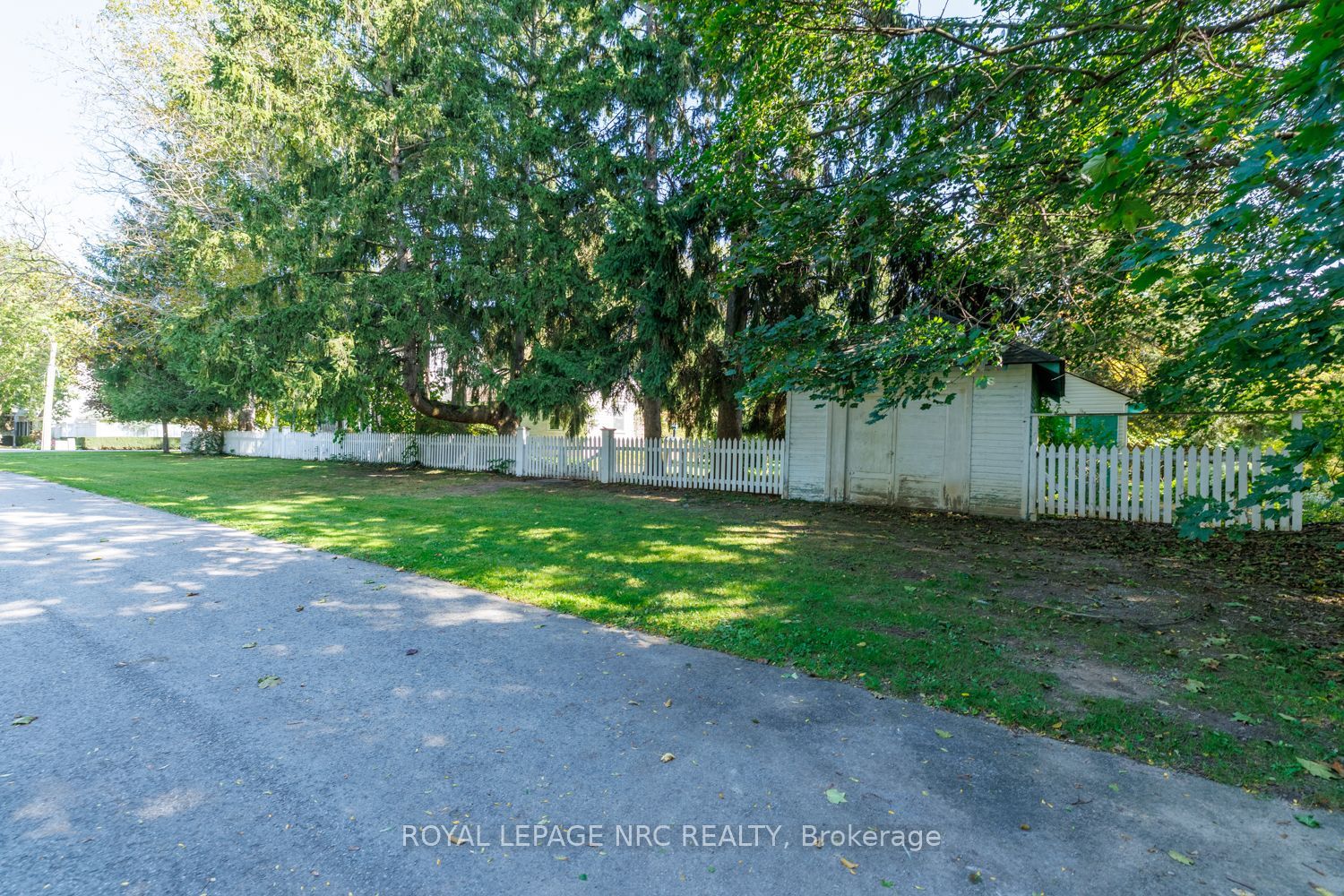 292 Johnson Street S Property Photo 38
