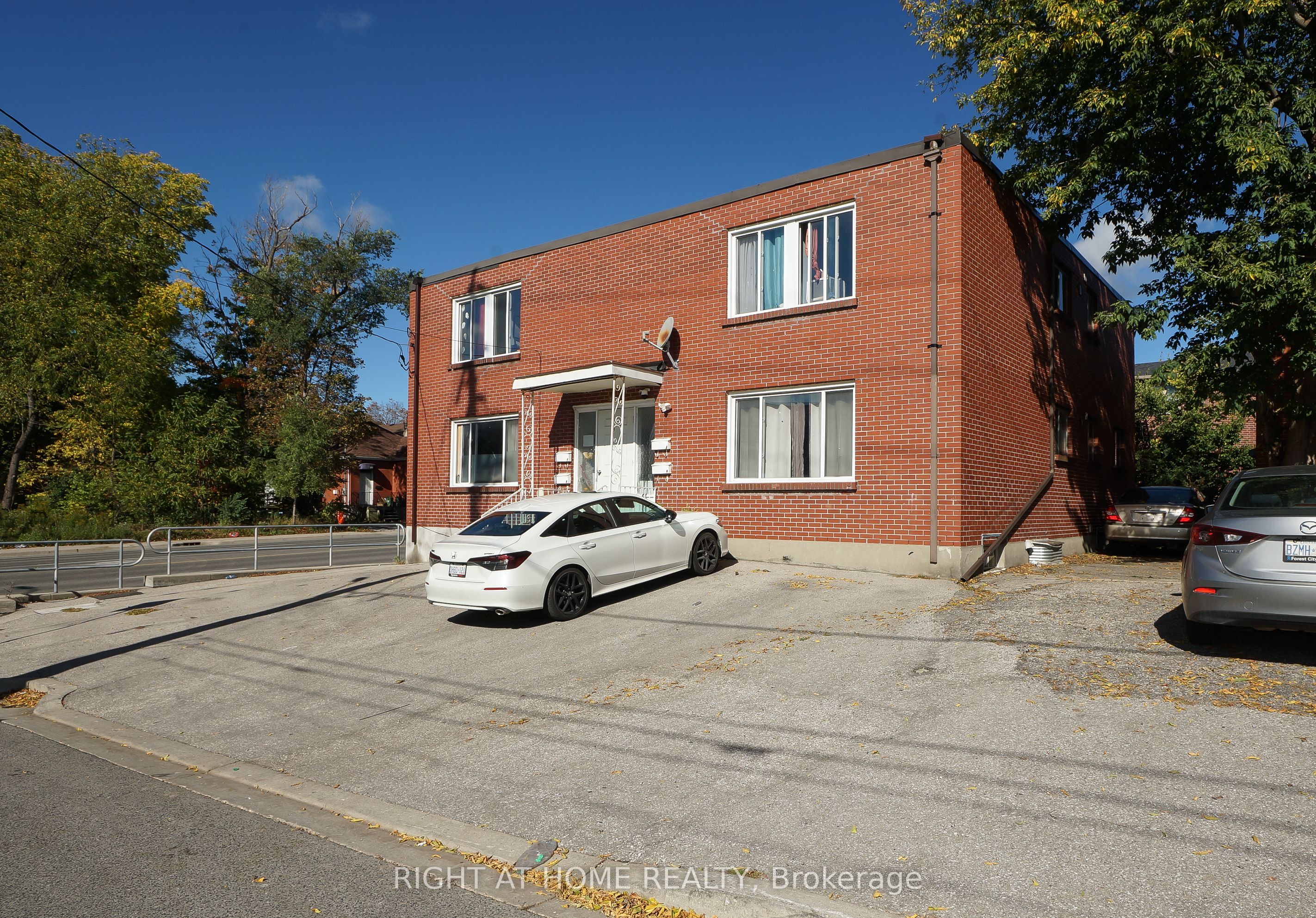 59 Saunby Street N Property Photo 2