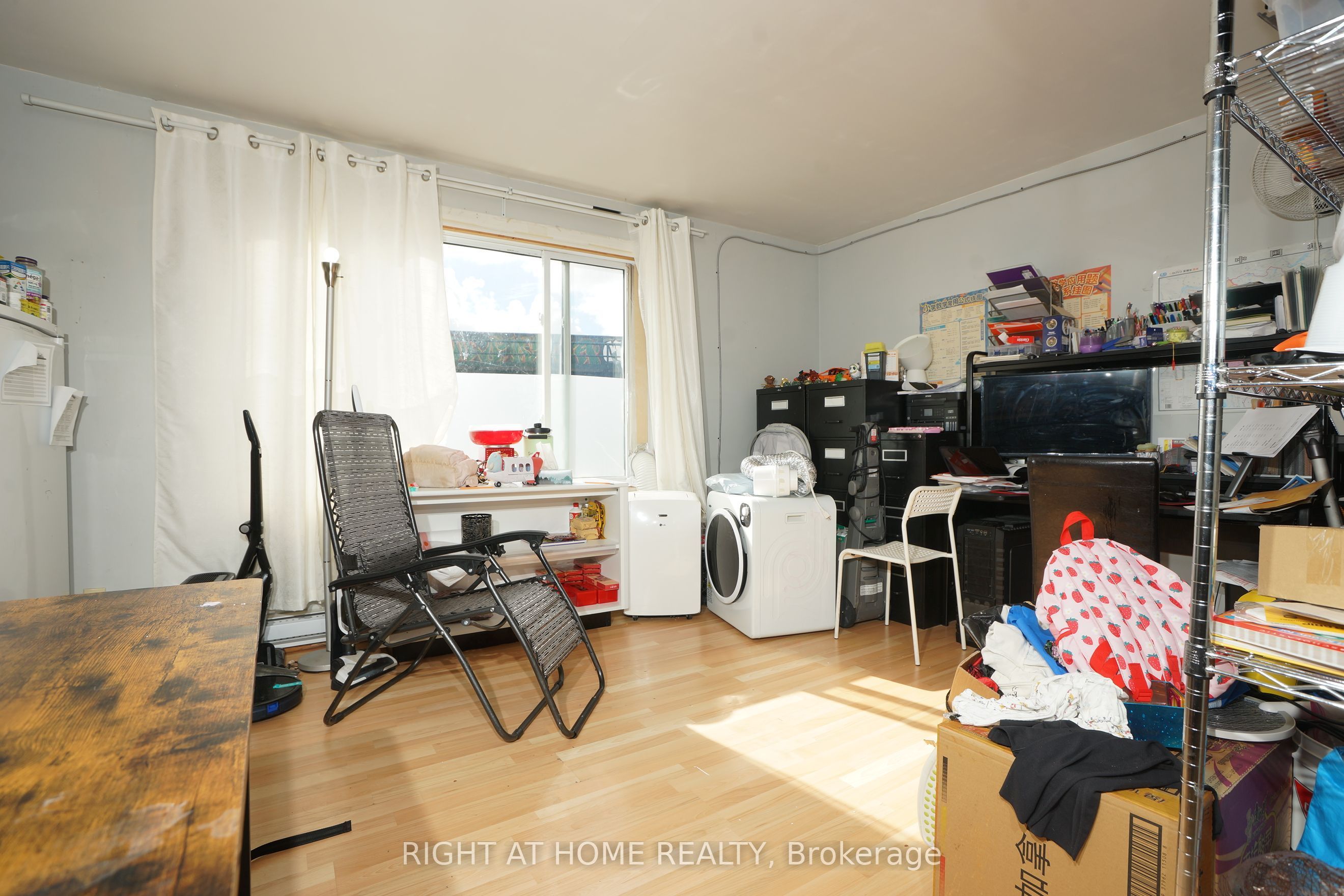 59 Saunby Street N Property Photo 6