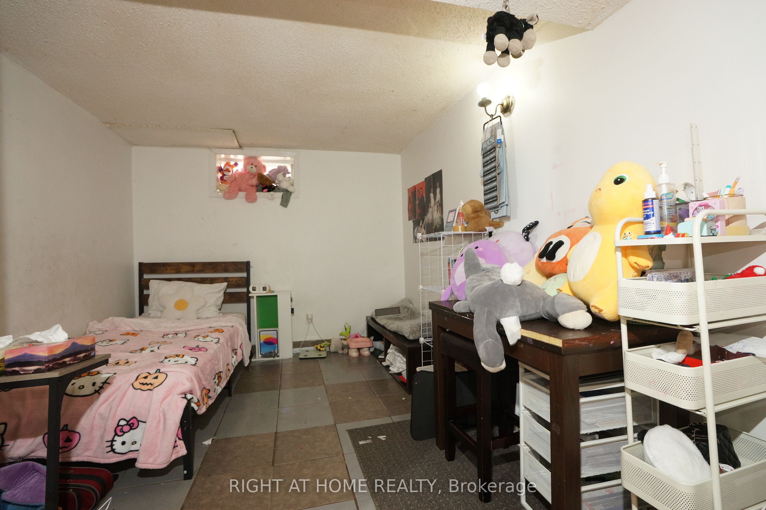 59 Saunby Street N Property Photo 9