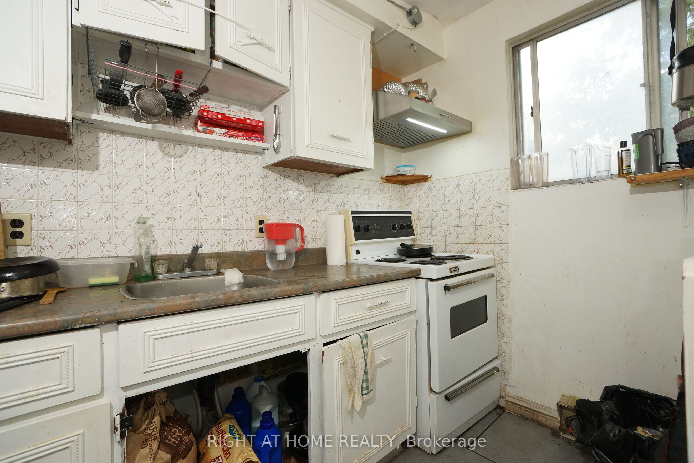 59 Saunby Street N Property Photo 14