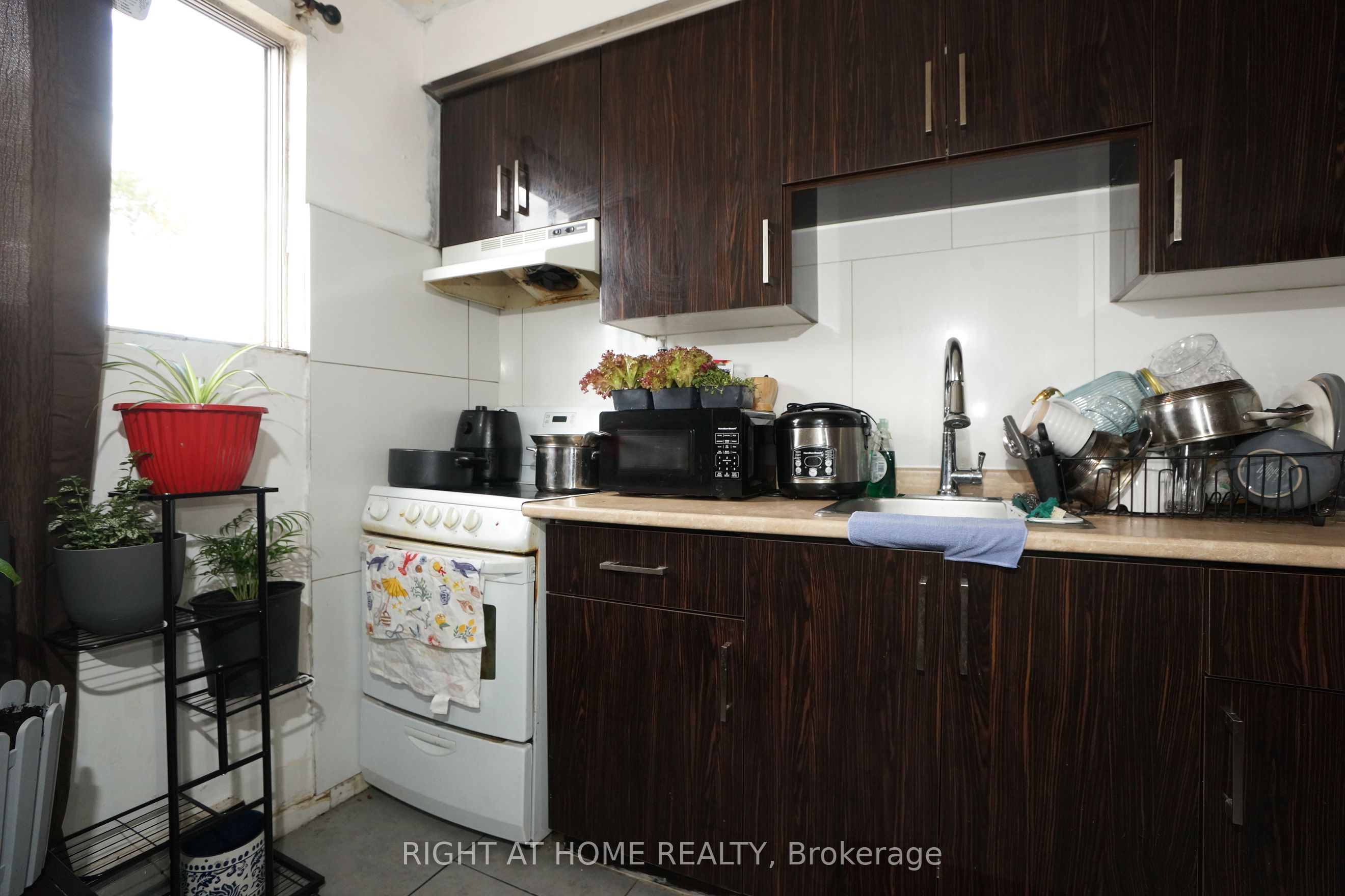 59 Saunby Street N Property Photo 23