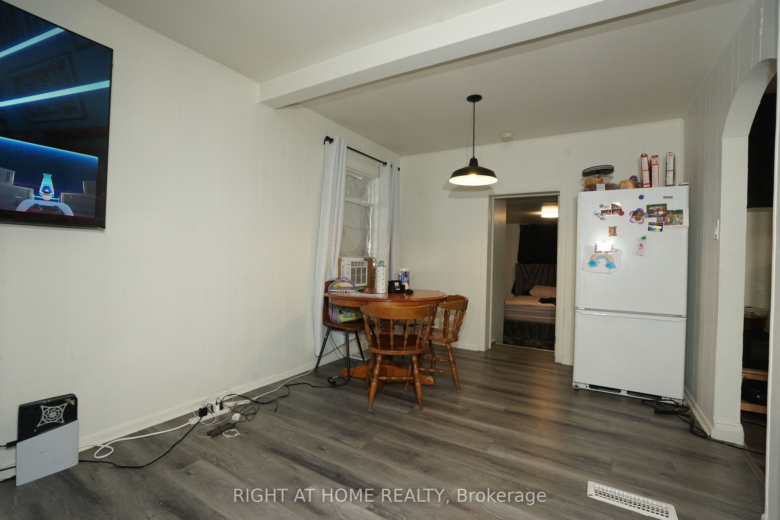 59 Saunby Street N Property Photo 32