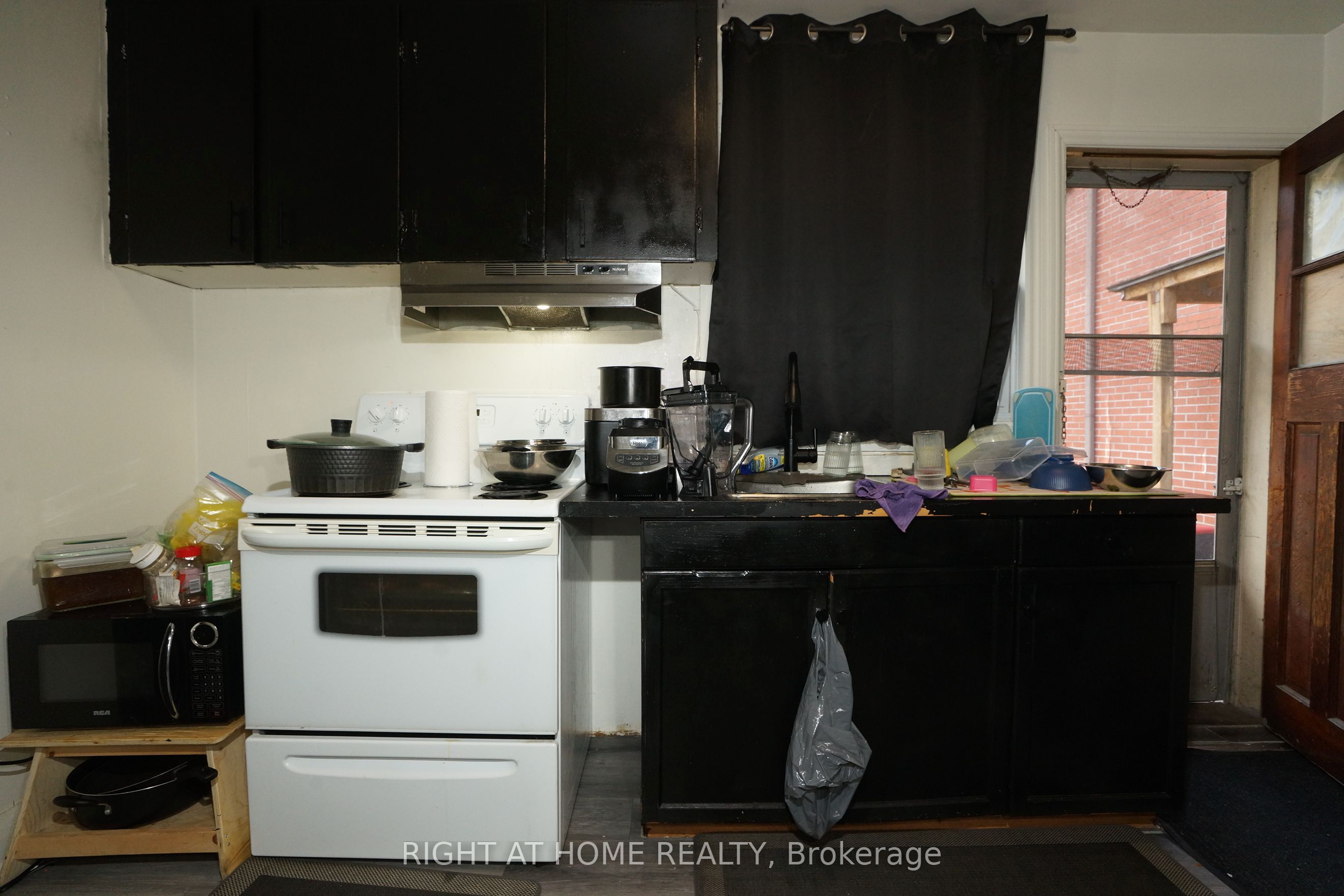 59 Saunby Street N Property Photo 35
